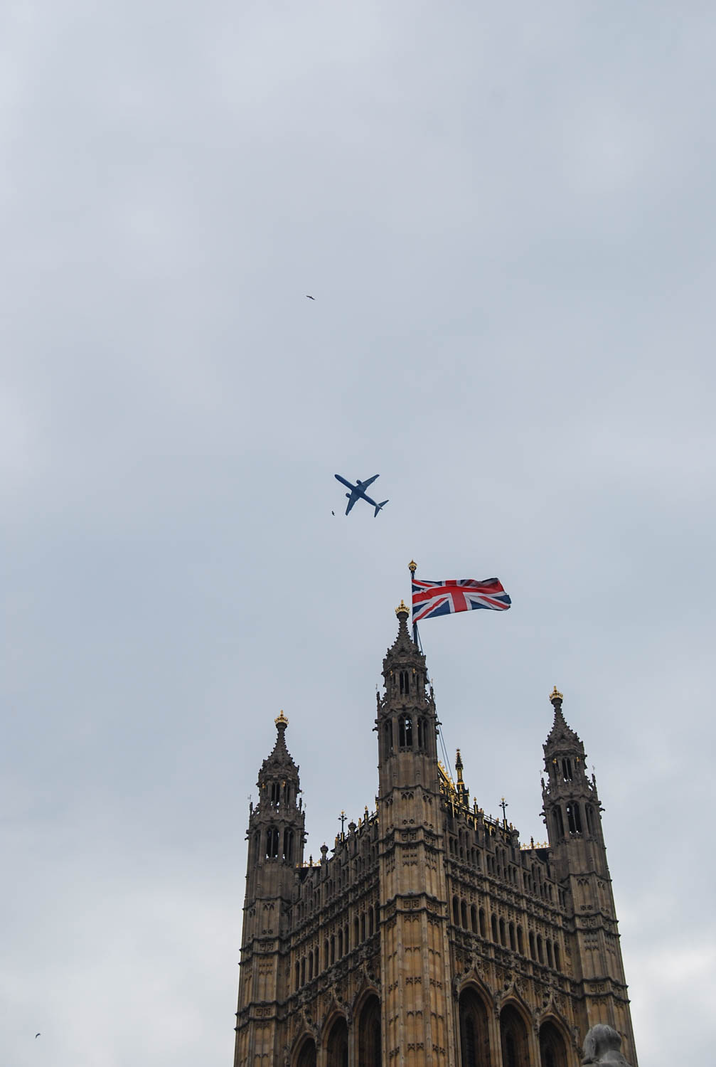 lietadlo nad Victoria Tower