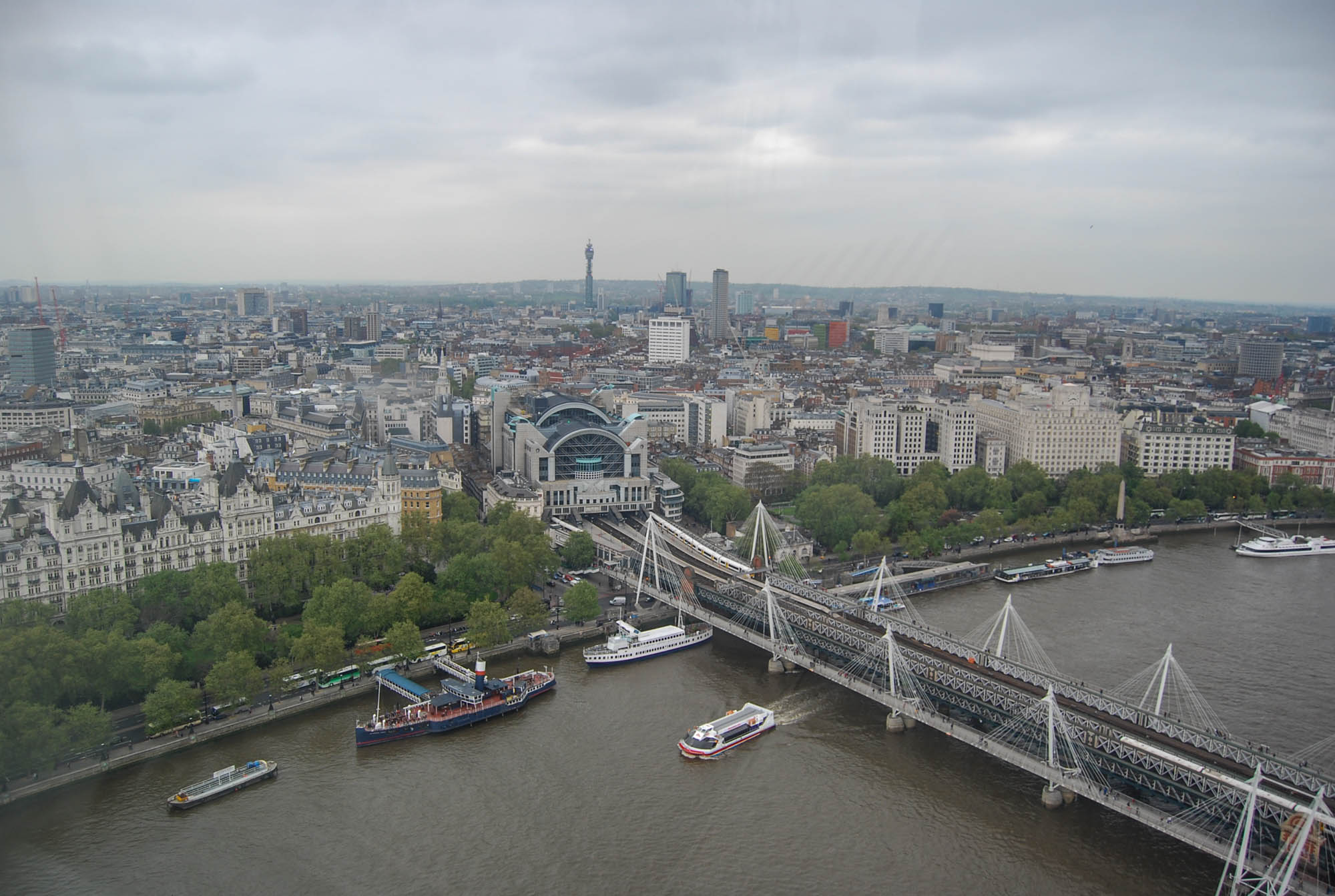 Hungerford Bridge inak aj Charing Cross Bridge a stanica Charing Cross