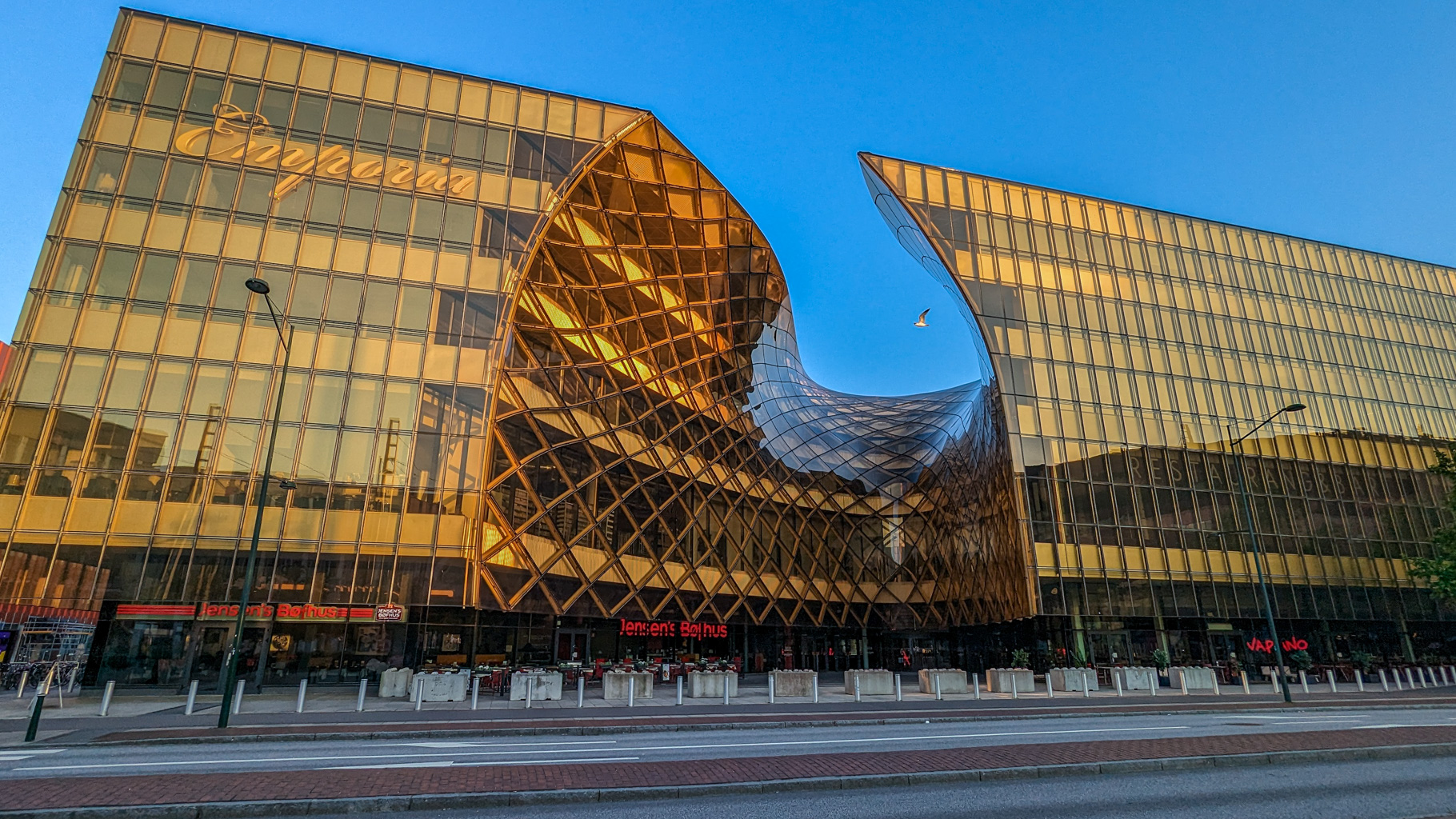Nákupné centrum Emporia vo štvrti Hyllie zaujme architektonickým dizajnom. Jeho zvlnený sklenený vstup symbolizuje pohyb a plynulosť.