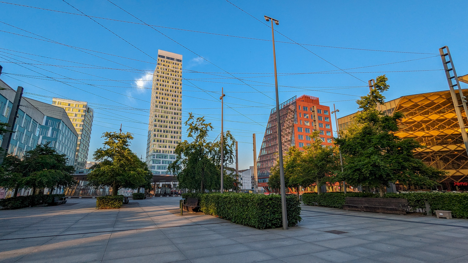 Centrum štvrte Hyllie, kde sa stretáva moderná architektúra a verejný priestor.