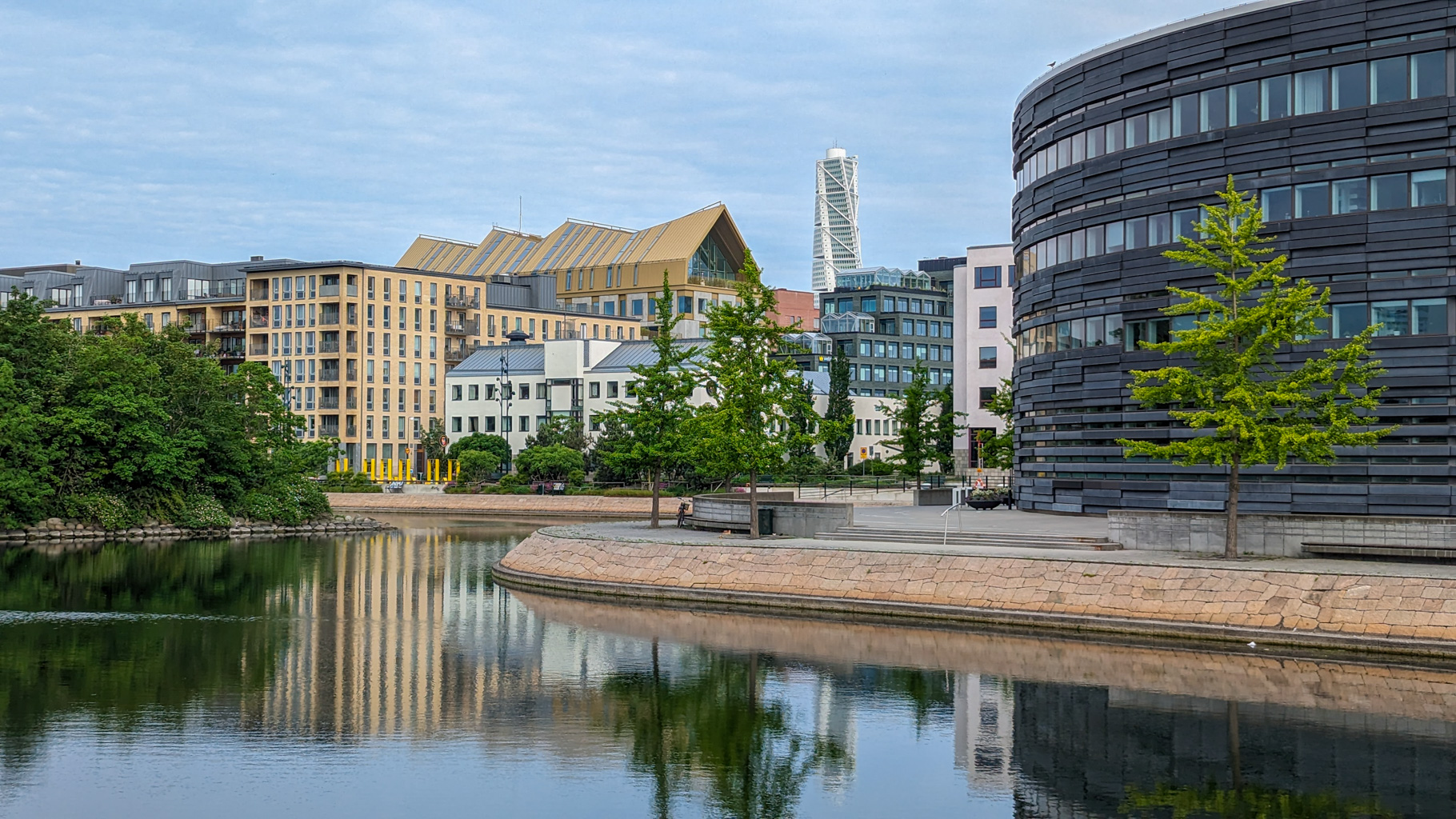 Moderná časť Malmö s výhľadom na kanál a v pozadí ikonická budova Turning Torso. Turning Torso bol najvyššou budovou Škandinávie od roku 2005 do 2024 s výškou 190 metrov.