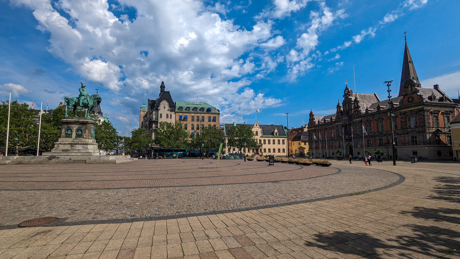 Stortorget – hlavné historické námestie v Malmö s jazdeckou sochou kráľa Karola X. Gustava.