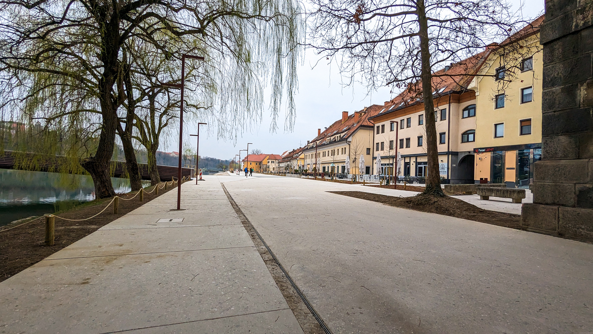 Vojašniška ulica, nábrežie rieky Dráva.