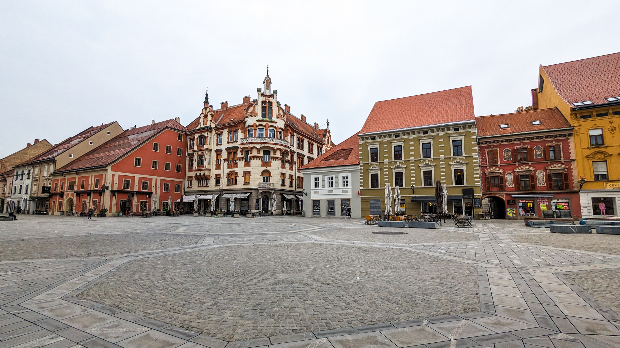 Glavni trg a Mariborska promenada, Hlavné námestie v Maribore.