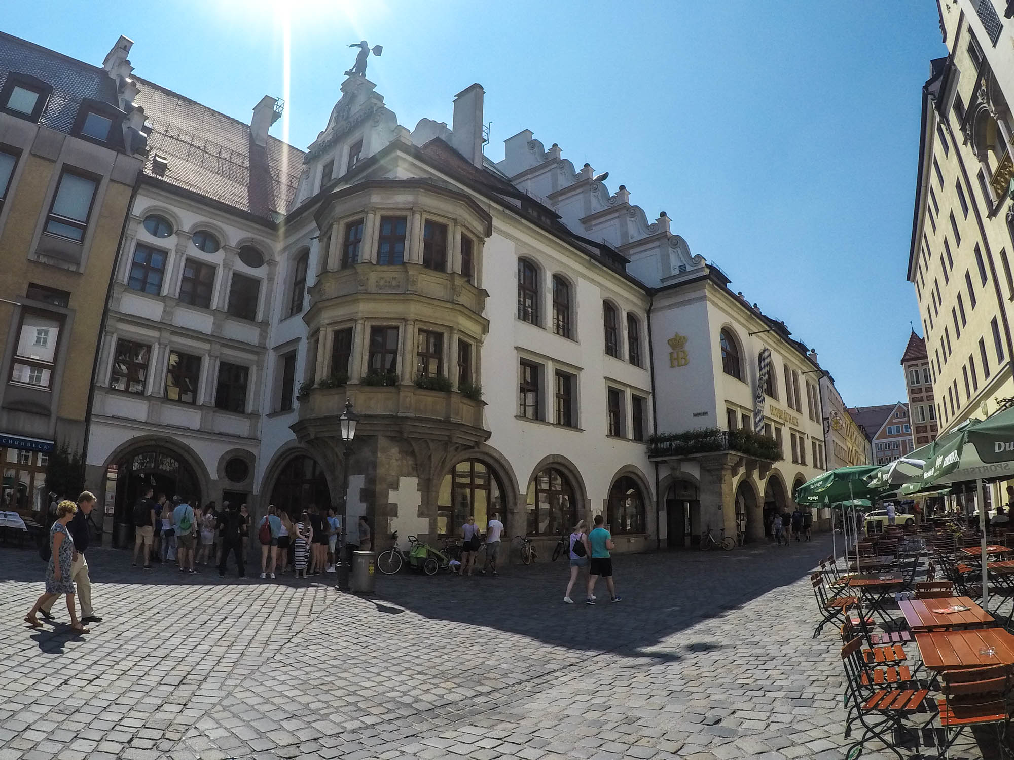 Pivovar Hofbräuhaus, založený v roku 1589. Ročne vyprodukuje vyše 330 tisíc hektolitrov piva. Nejaký ten liter som spotreboval aj ja.