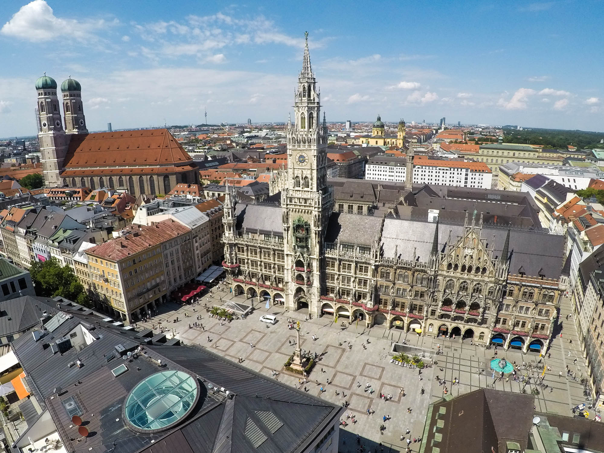 Pohľad na sever z veže Kostola sv. Petra. Najväčšie dominanty Mníchova, Nová Radnica a Dóm Frauenkirche.