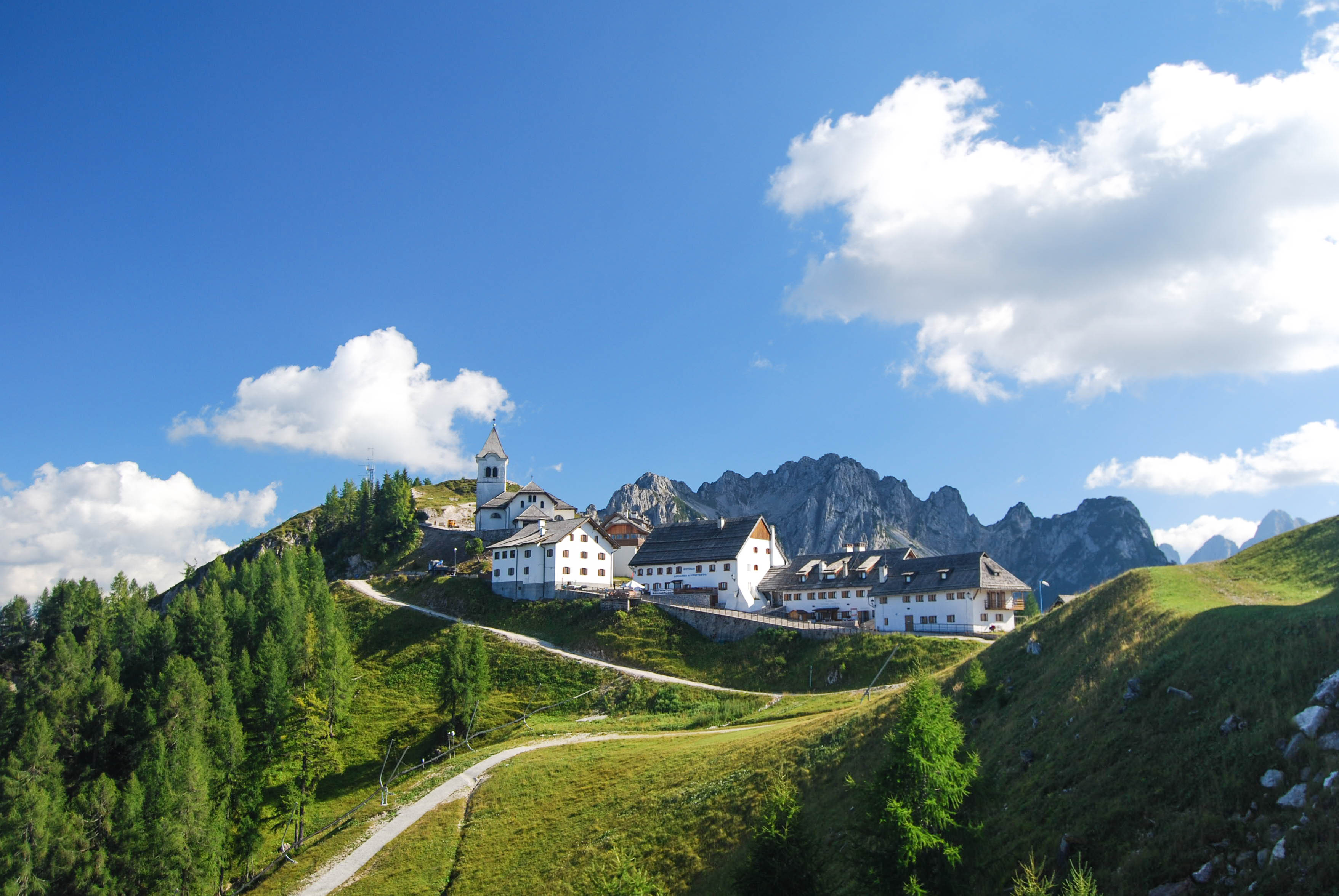 Dedinka Monte Santo di Lusari sa nachádza vo výške 1766 m. Dá sa k nej vyšľapať, prípadne ísť lanovkou.