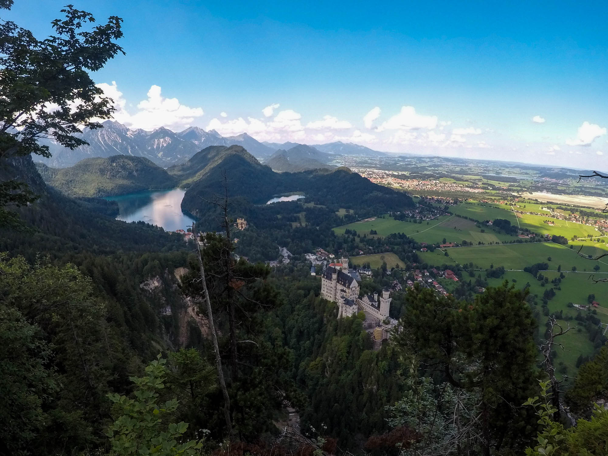 Po vystúpaní na vyhliadku v lese je vidno celé okolie zámku, hrad Hohenschwangau, jazerá Aplsee, Schwangsee, Weißensee, Forggensee, Hopfensee,  i mesto Füssen.