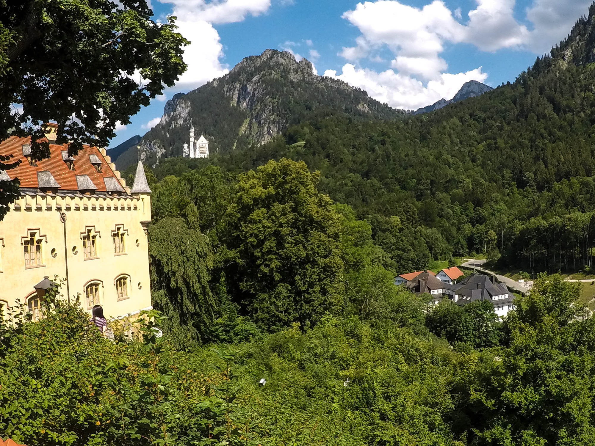 Neuschwanstein dal postaviť v rokoch 1869 až 1887 bavorský kráľ Ľudovít II., ale dodnes nie je dokončený.