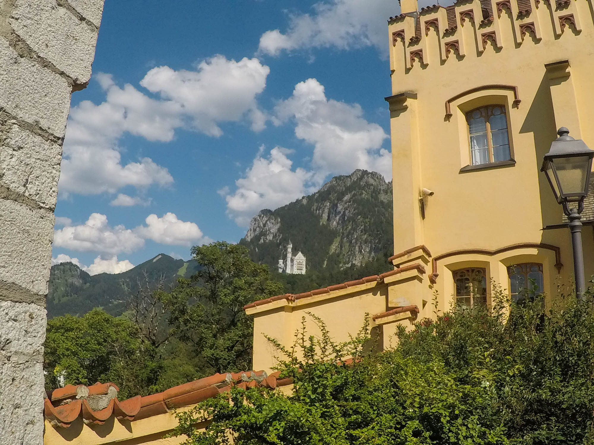 Pohľad na Neuschwanstein zo zámku Hohenschwangau. Inšpiroval sa ním aj Walt Disney.