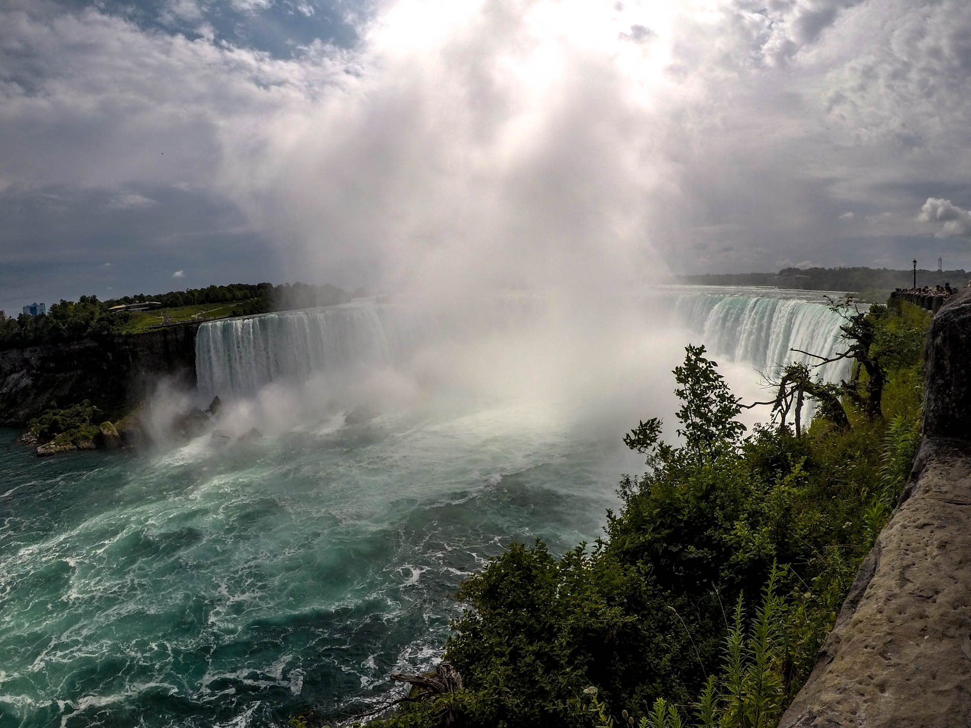 Niagarské vodopády, kanadská časť Horseshoe Falls, výška 53 m, šírka 790 m.