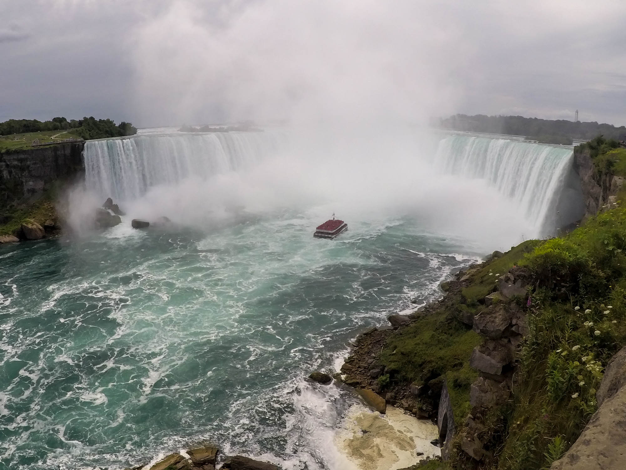 Niagarské vodopády tvoria hranicu Kanady a USA. Preto červené pršiplášte sú na kanadsej lodi a modré pršiplášte na americkej lodi :-)