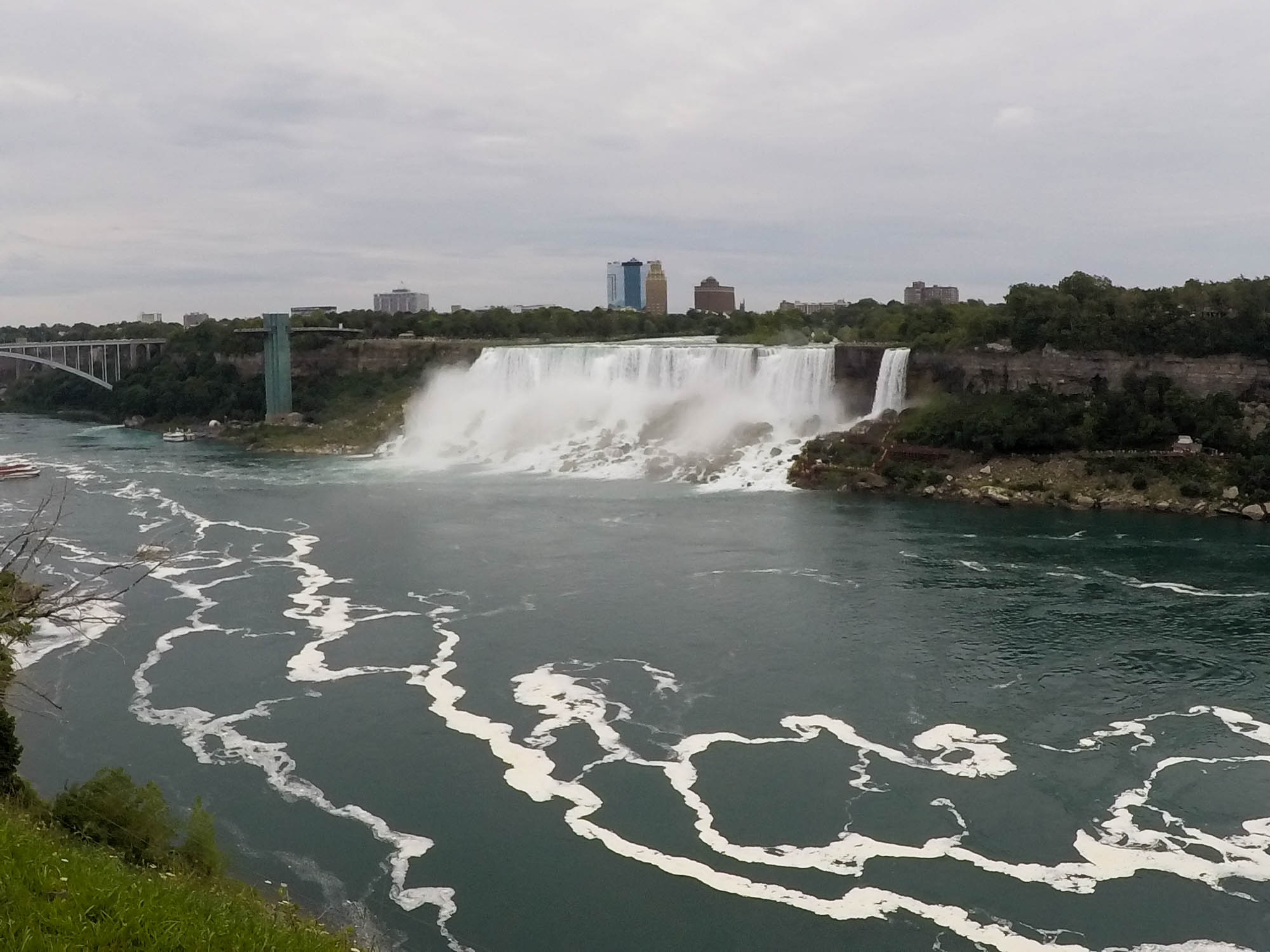 Niagarské vodopády, americká časť Bridal Veil Falls, výška 21 m, šírka 320 m.