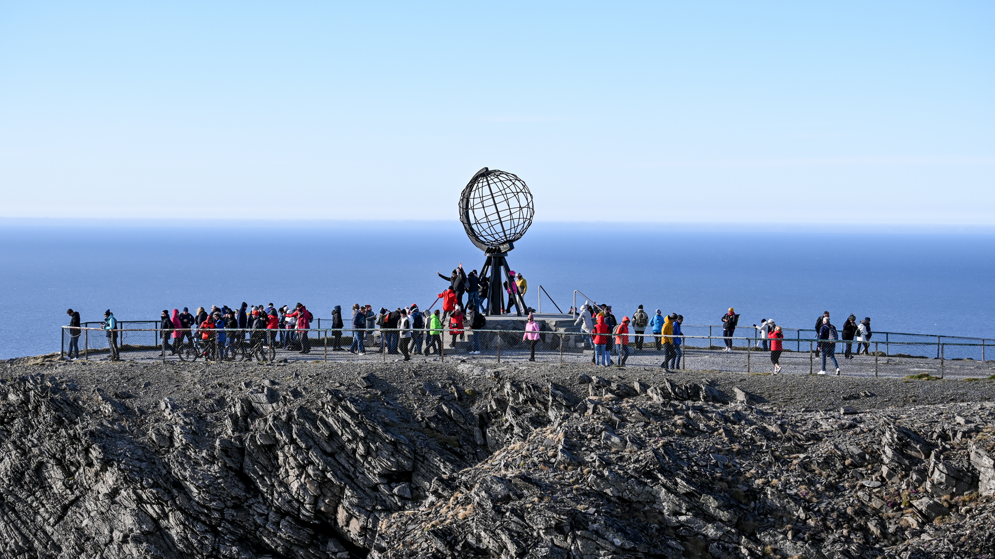Turistická platforma na Nordkappe s ikonickým glóbusom – najsevernejším prístupným bodom Európy po ceste.