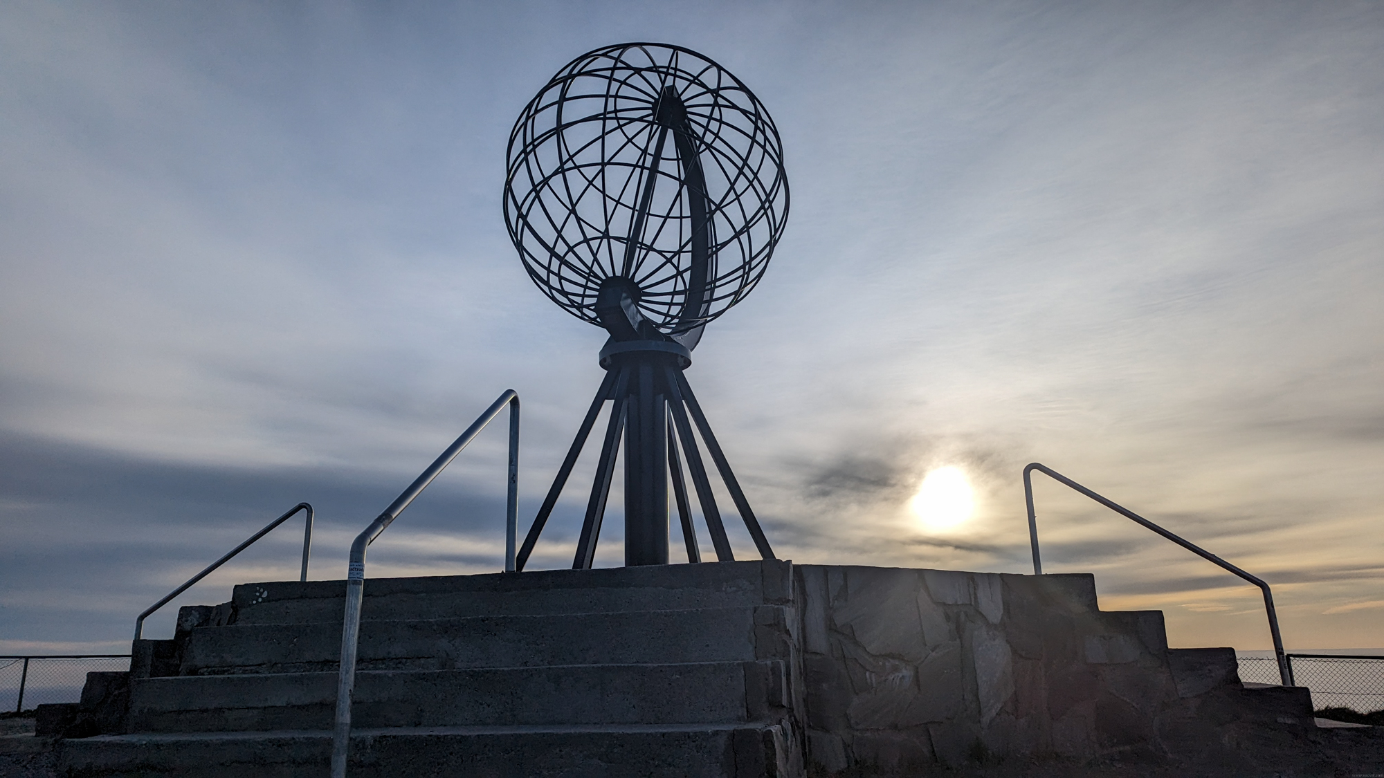 Severný horizont z Nordkappu, kde sa počas letných mesiacov slnko nikdy úplne neschová pod horizont.