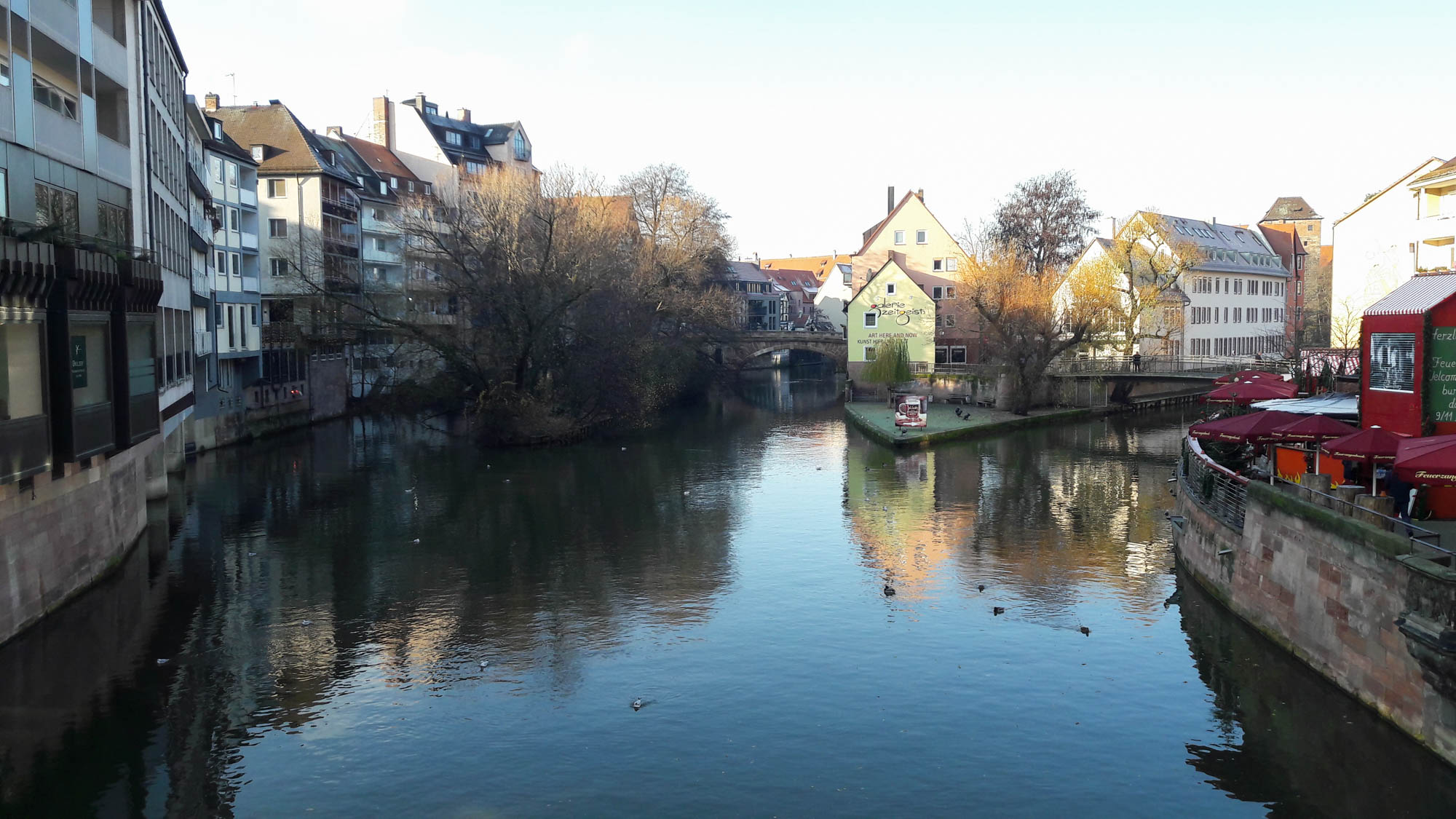 Cez historické centrum preteká rieka Pegnitz. V centre sa nachádza veľa mostov.