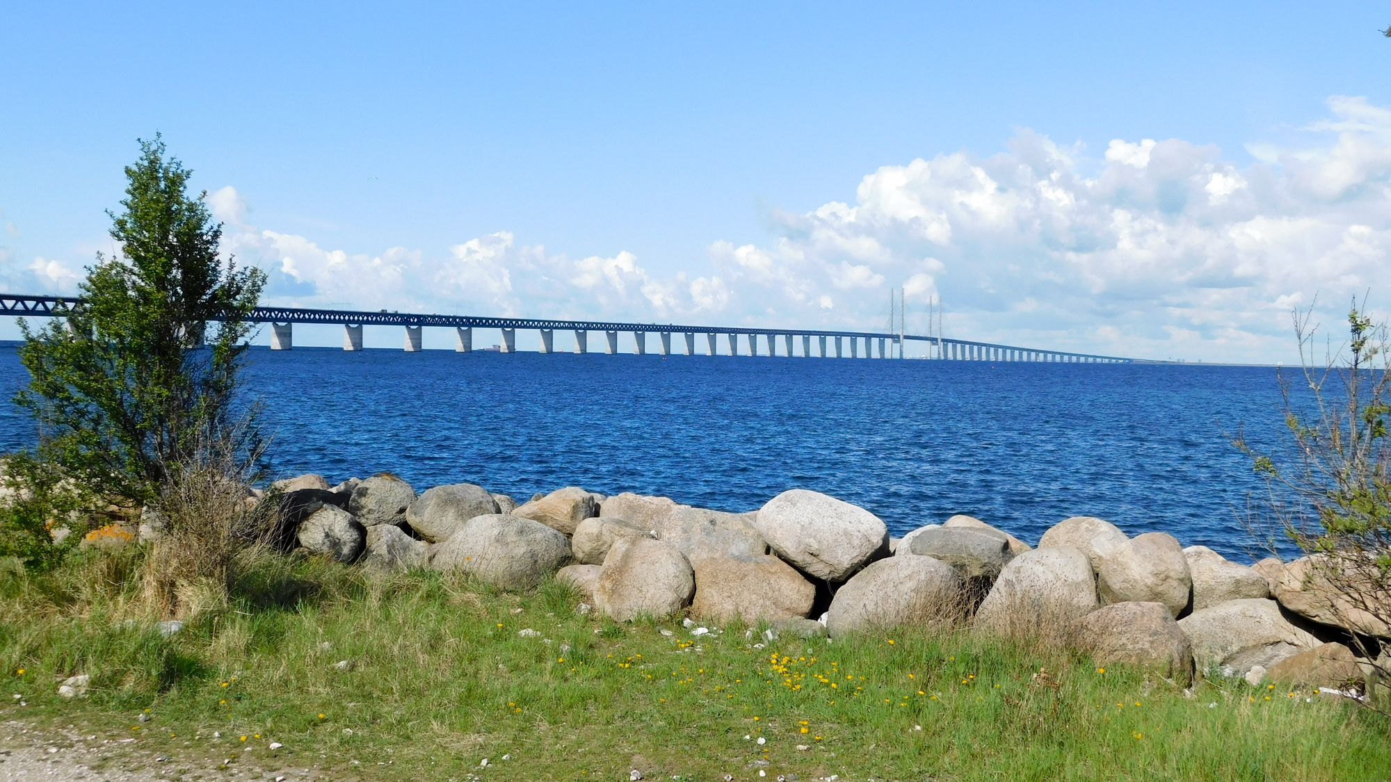 Most je necelých 8 km dlhý a nachádza sa na švédskej strane, následne 4 km tvorí podmorský tunel na
            dánskej strane.
        
