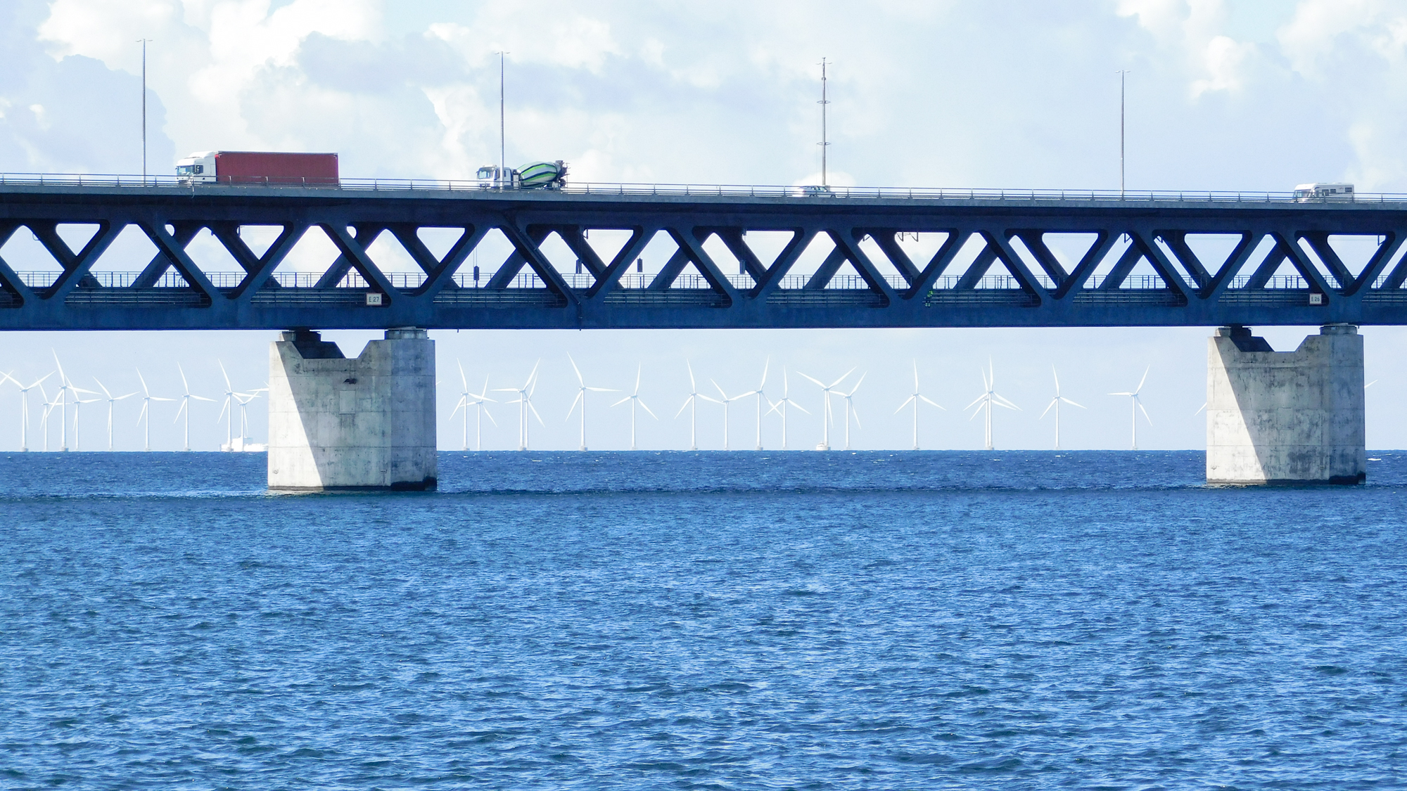 Öresundský most bol otvorený dňa 1. júla 2000. Pod diaľnicou pre motorové vozidlá sa nachádza železnica.