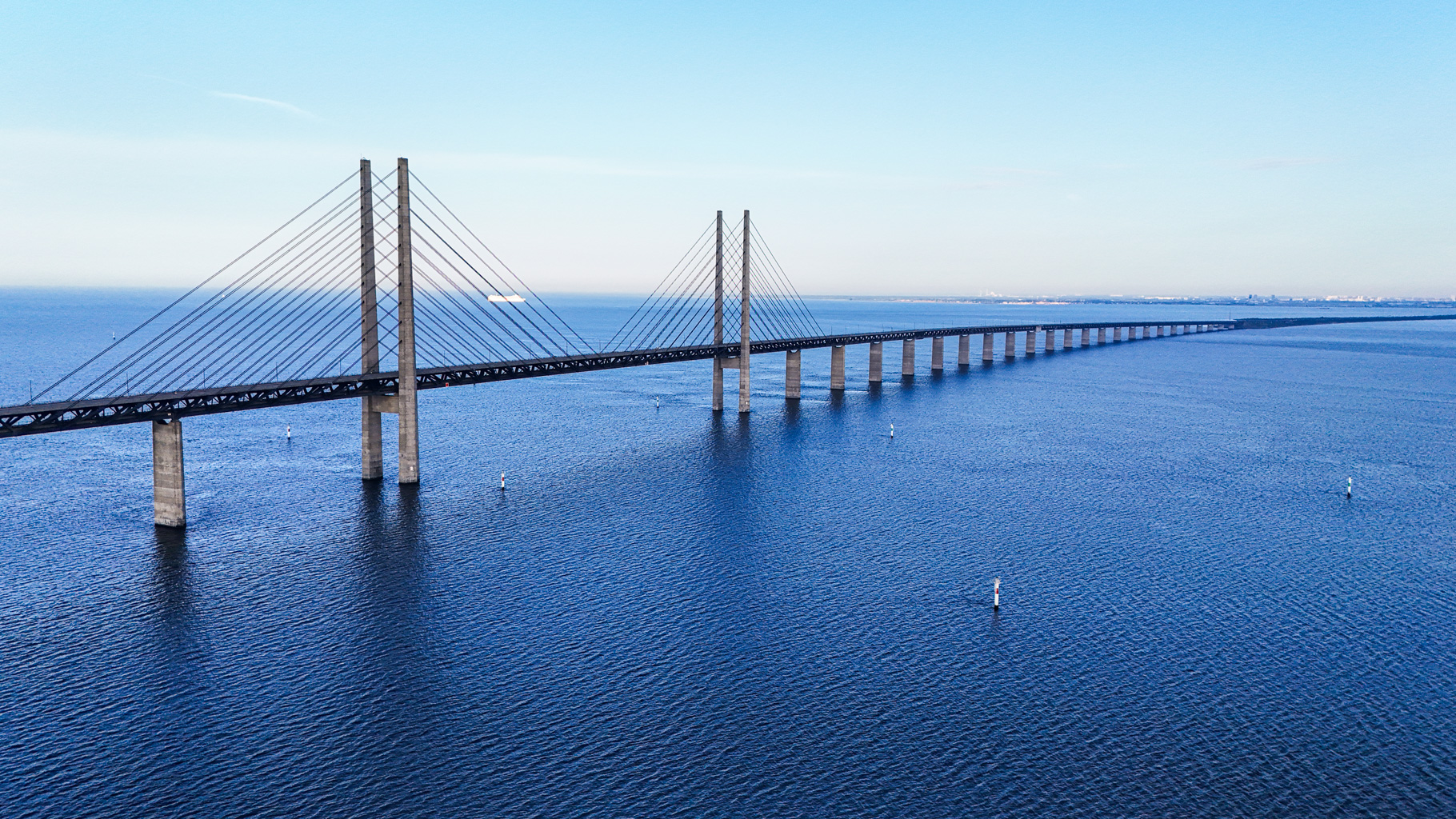 Hlavné pylóny mosta s výškou 204 metrov vytvárajú ikonickú siluetu a z mosta je panoramatický výhľad na prieliv Öresund.