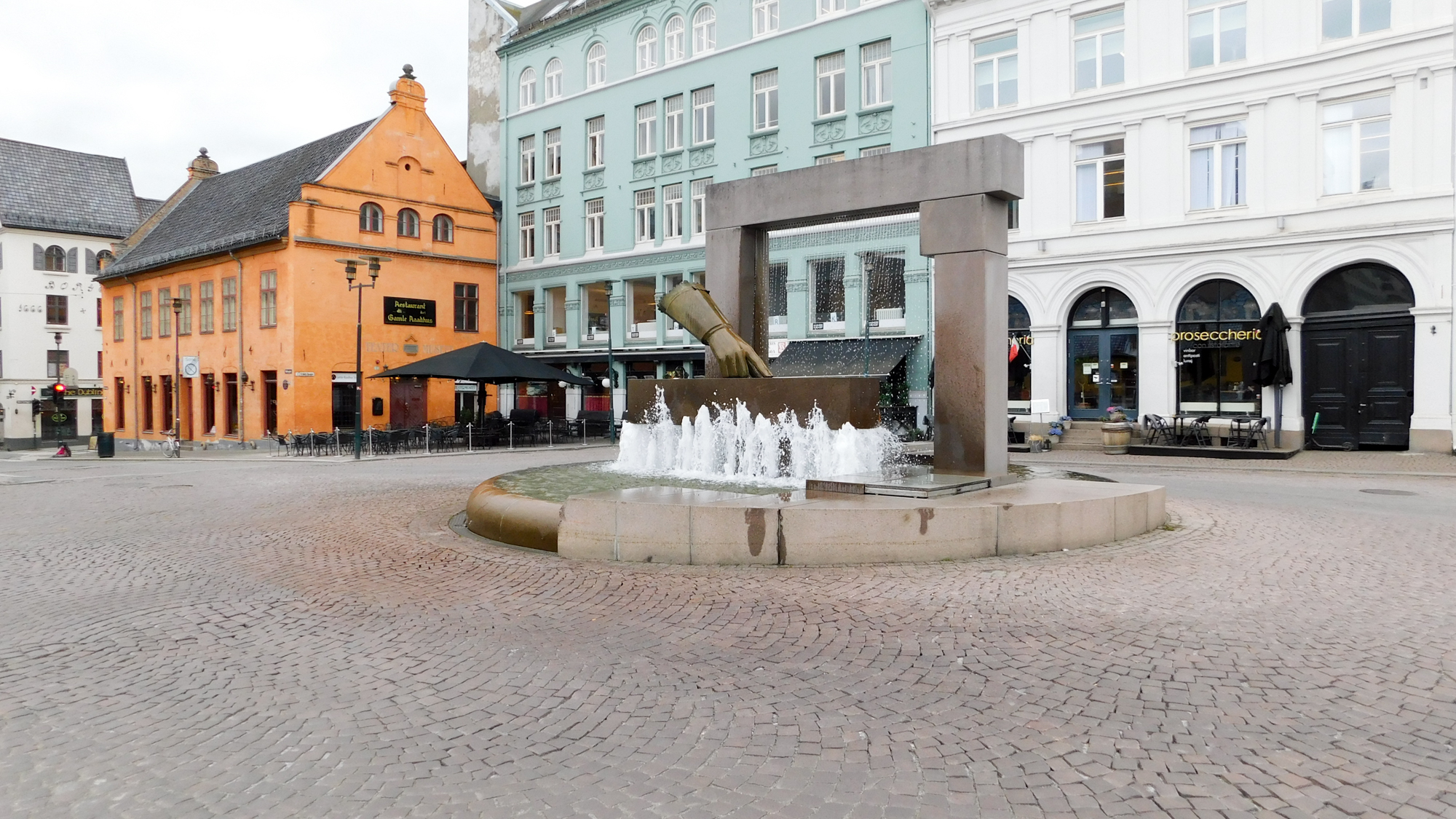 Fontána Håndens fontene na námestí Christiania Torv, ktorá symbolizuje založenie mesta Oslo v roku 1624 dánskym kráľom Christianom IV.