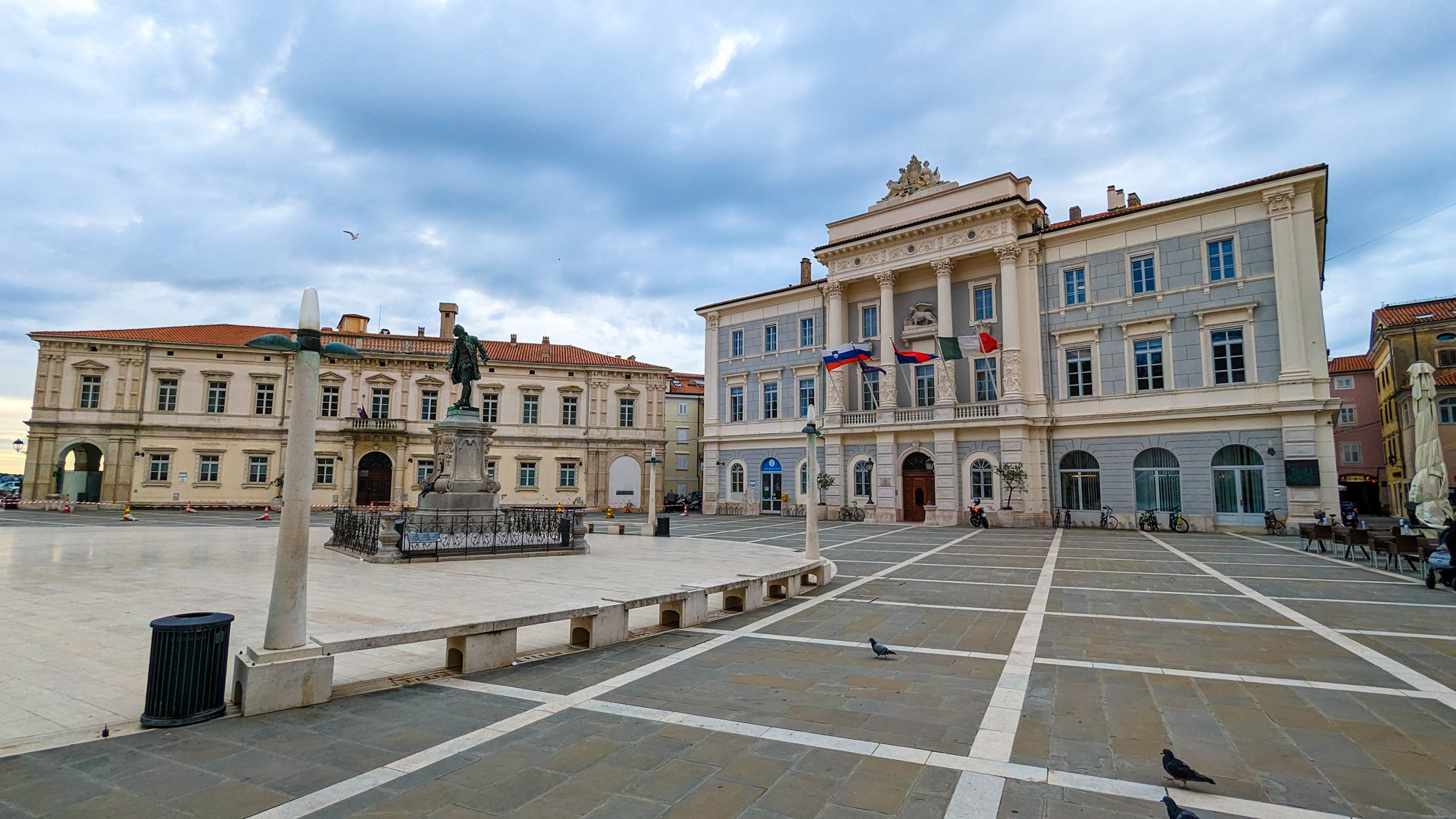 Radnica, mestský palác na Tartiniho námestí.