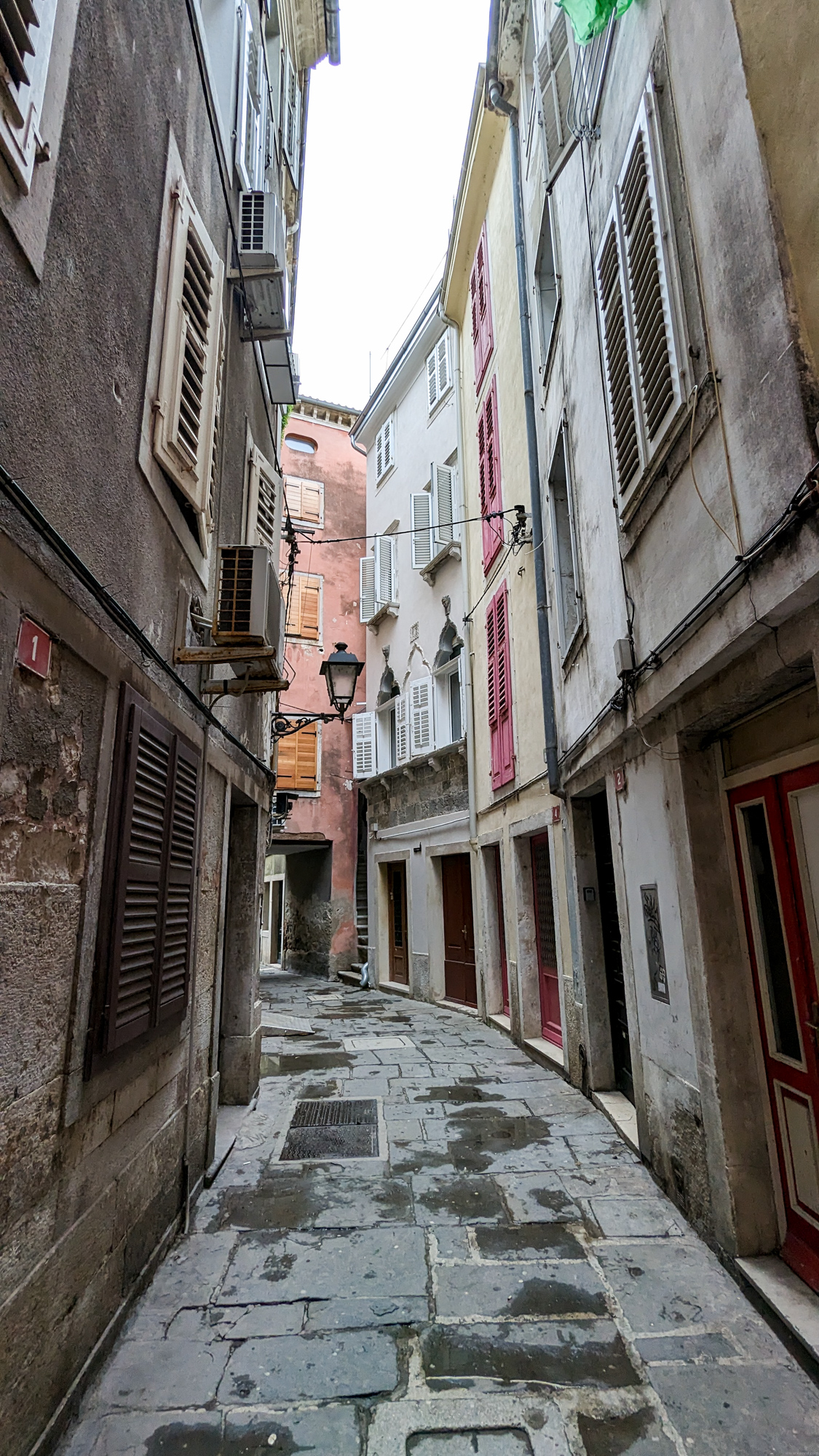 Úzke uličky pripomínajú historický talianský vplyv a architektúru.