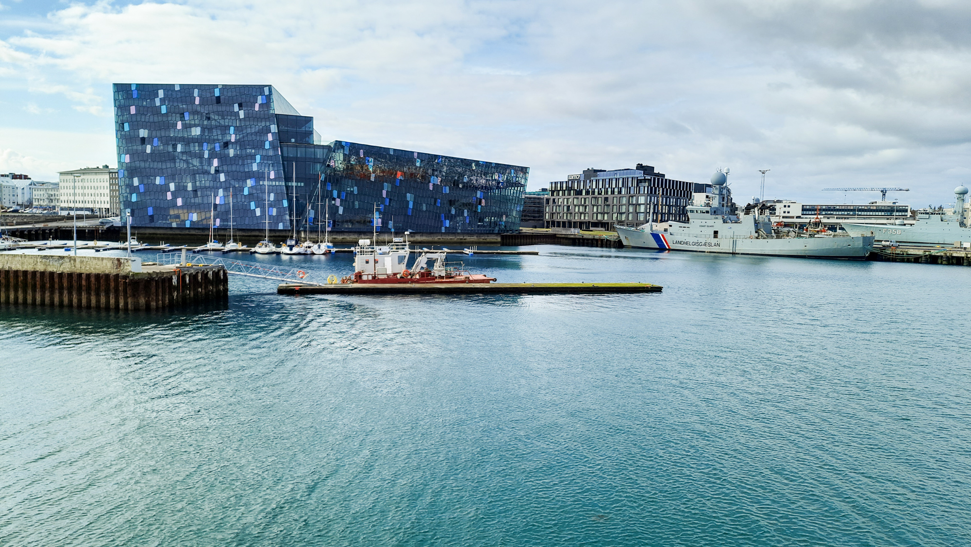 Reykjavík, prístav a budoba Harpa.