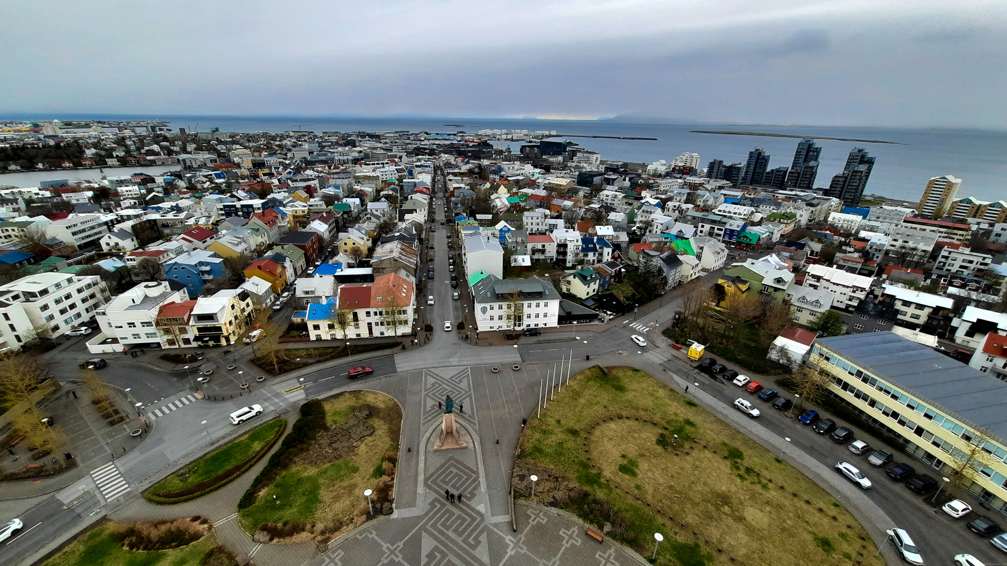 Pohľad na Reykjavík z veže Hallgrímskirkja.