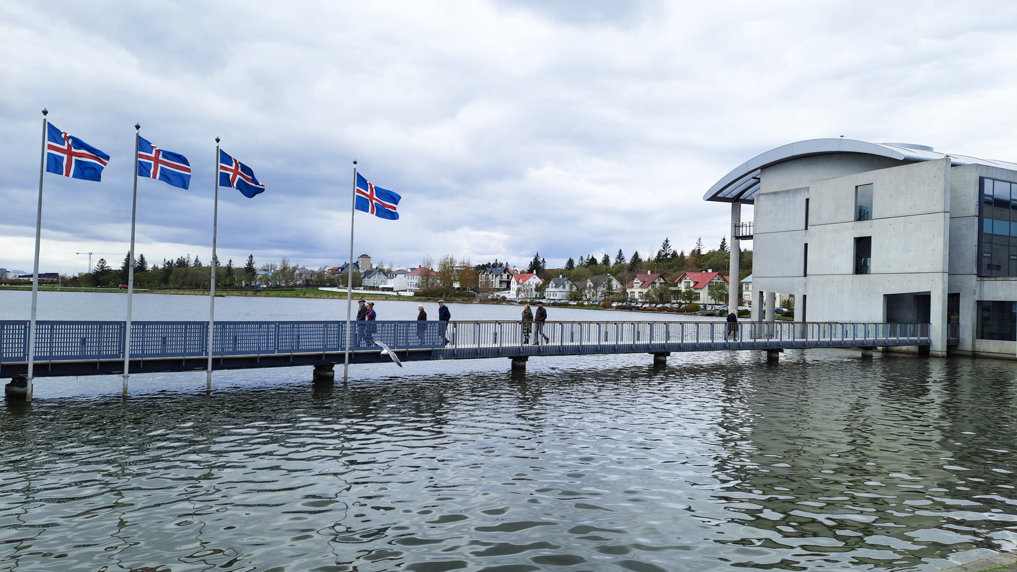 Radnica na brehu jazera Tjörnin.