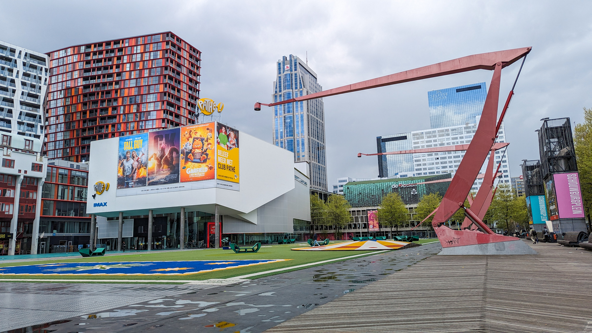 Schouwburgplein je námestie s unikátnym dizajnom.