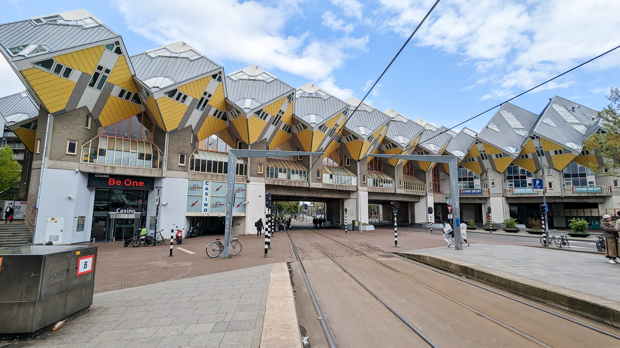 Kubuswoningen - Kubické domy navrhnuté architektom, ktoré sú postavené v tvare naklonených kociek.