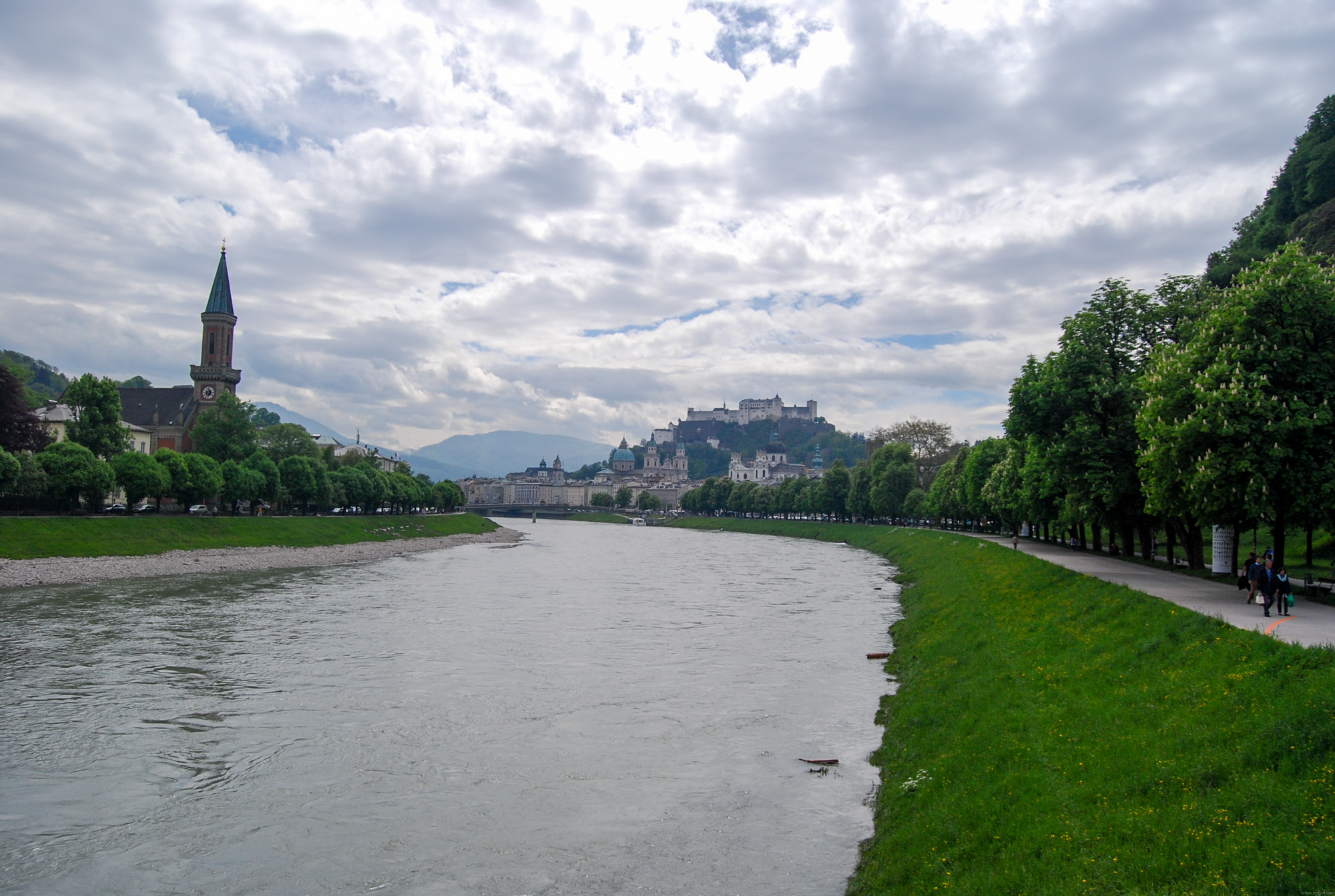 Rieka Salzach a pohľad na historické centrum.