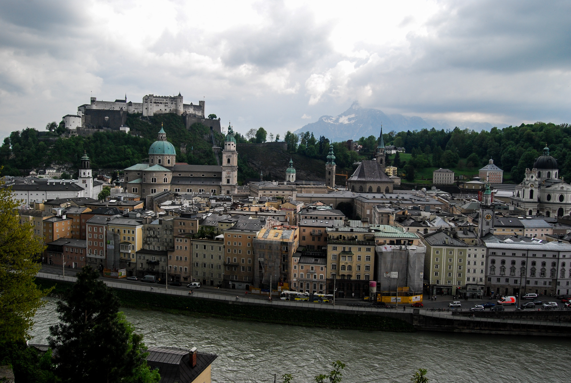 Centrum Salzburgu od kláštora Kapuzinerkloster.