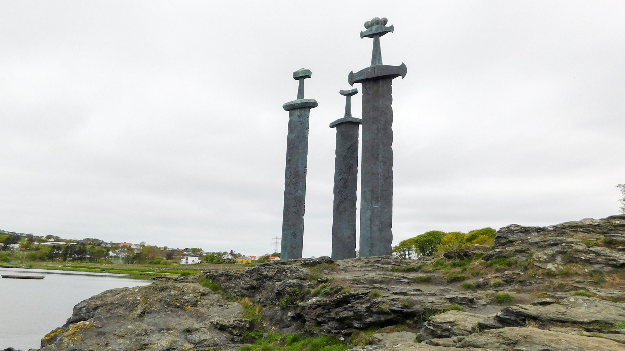 Neďaleko Stavangeru sa nachádzajú 3 bronzové meče v skalách, symbolizujúce víťazstvo kráľa Haralda Krásnovlasého a zjednotenie Nórov.