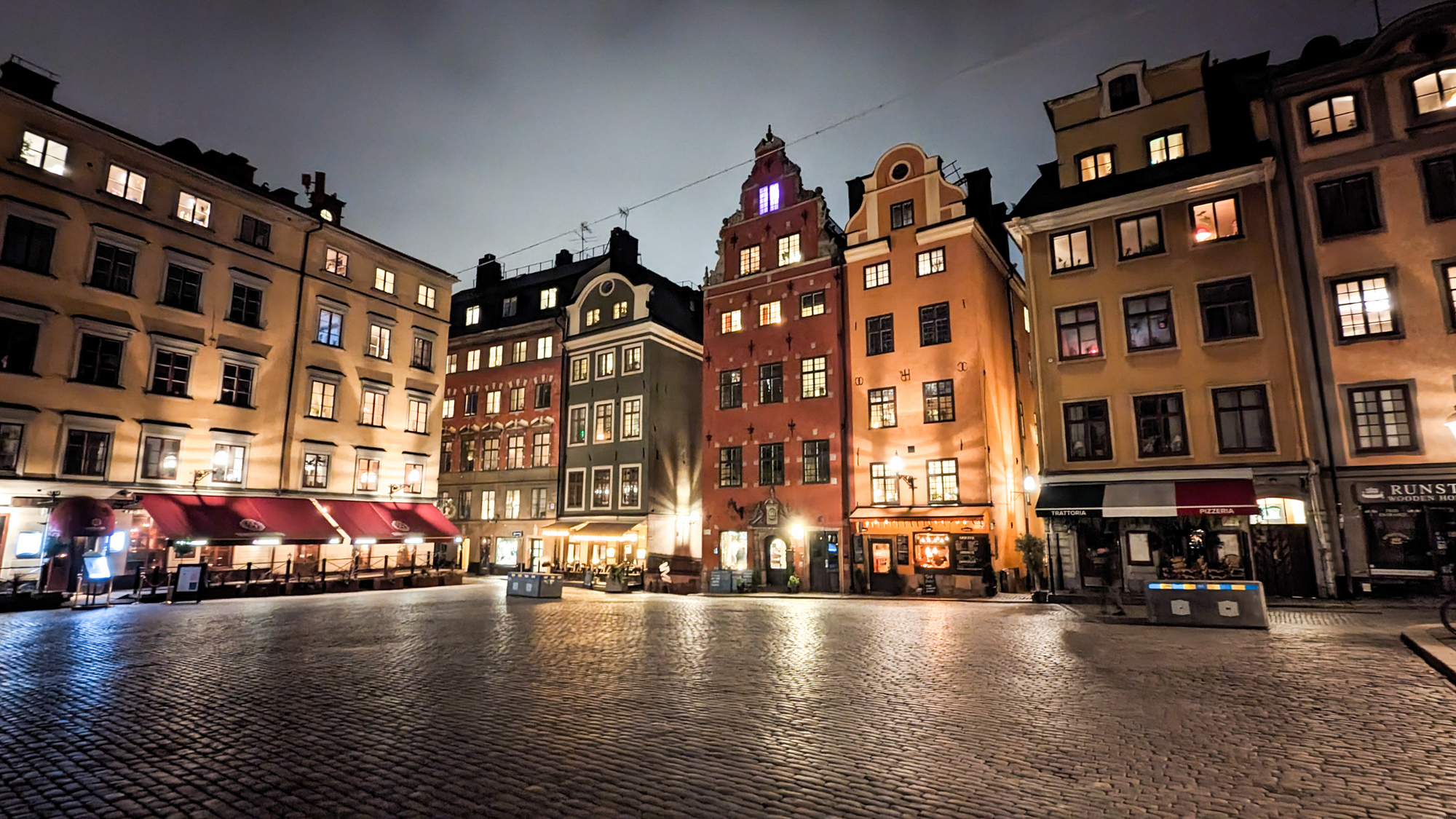 Večerné námestie Stortorget, časť Gamla Stan.