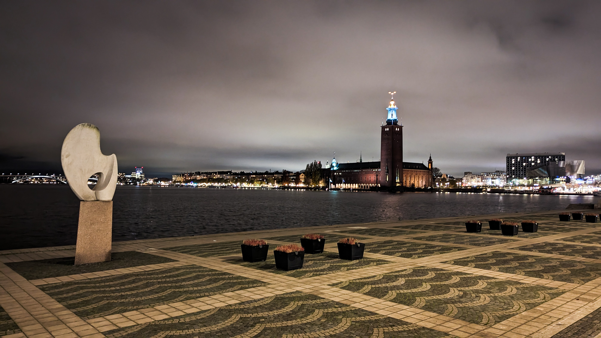 Stockholms stadshus, mestská radnica večer.