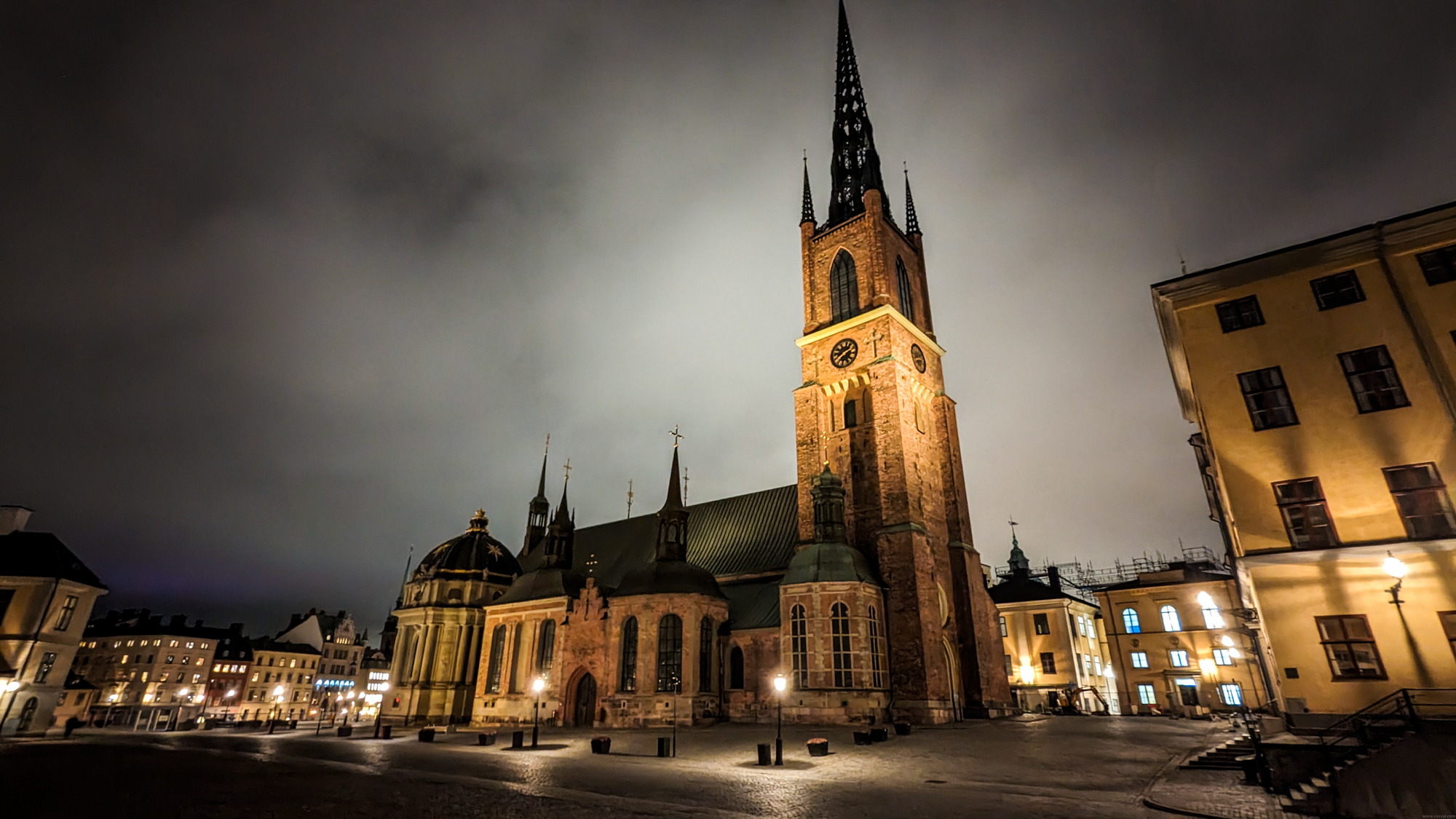 Kostol Riddarholmskyrkan, na ostrove rytierov (Riddarholmen) v Gamla Stan.