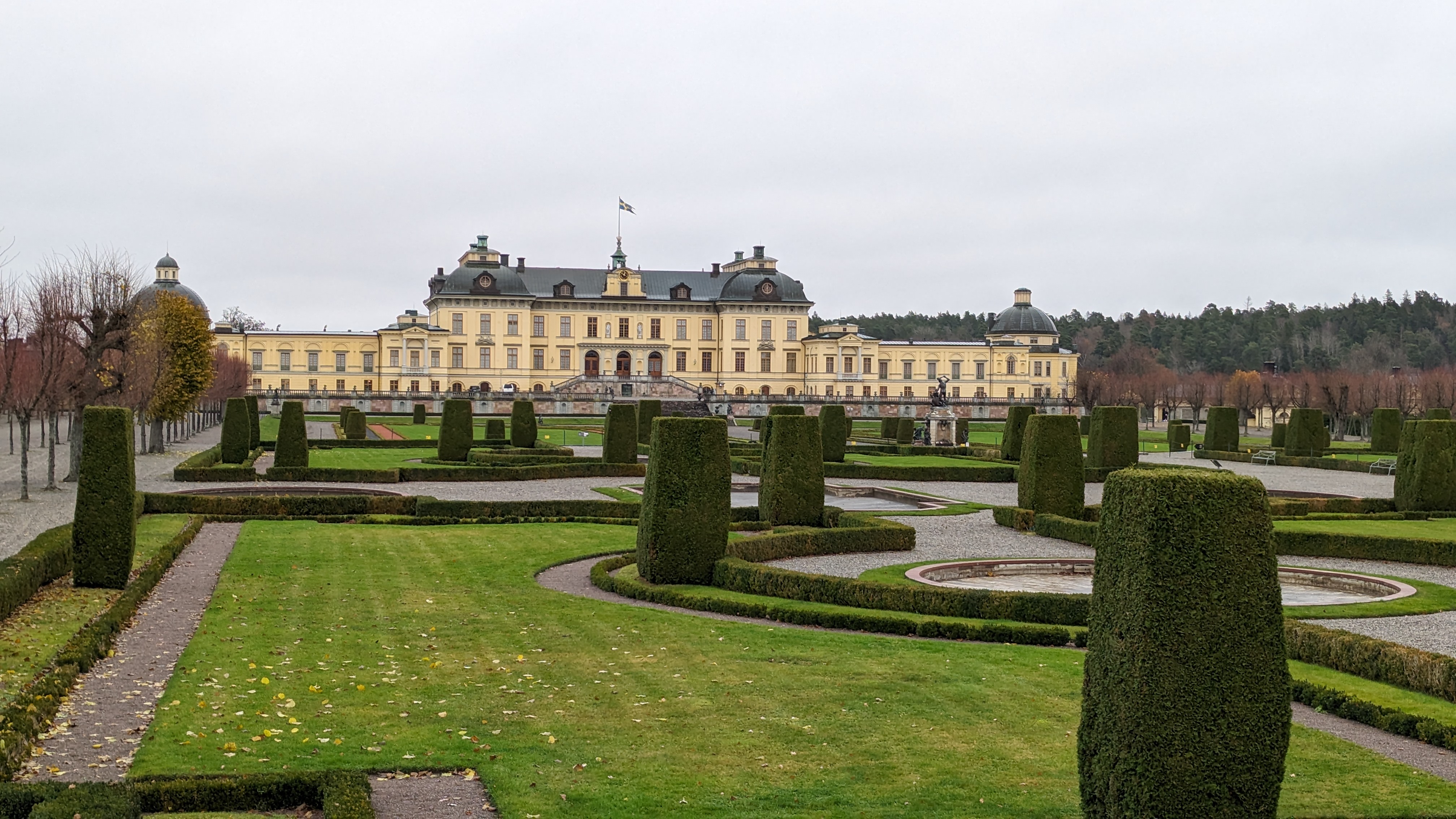 Drottningholm leží na ostrove Lovön a bol vybudovaný v 17. storočí.