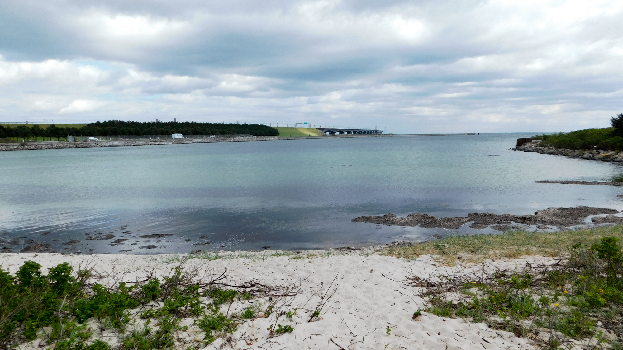 Most Storebæltsbroen sa nachádza medzi ostrovmi Fyn a Sjælland. Pohľad z ostrova Fyn.