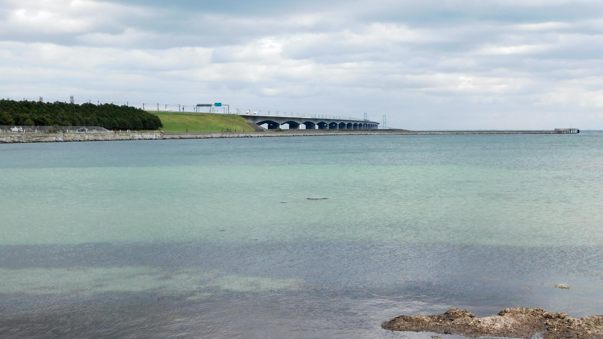 Celková dĺžka mostu Storebæltsbroen je 18 km.