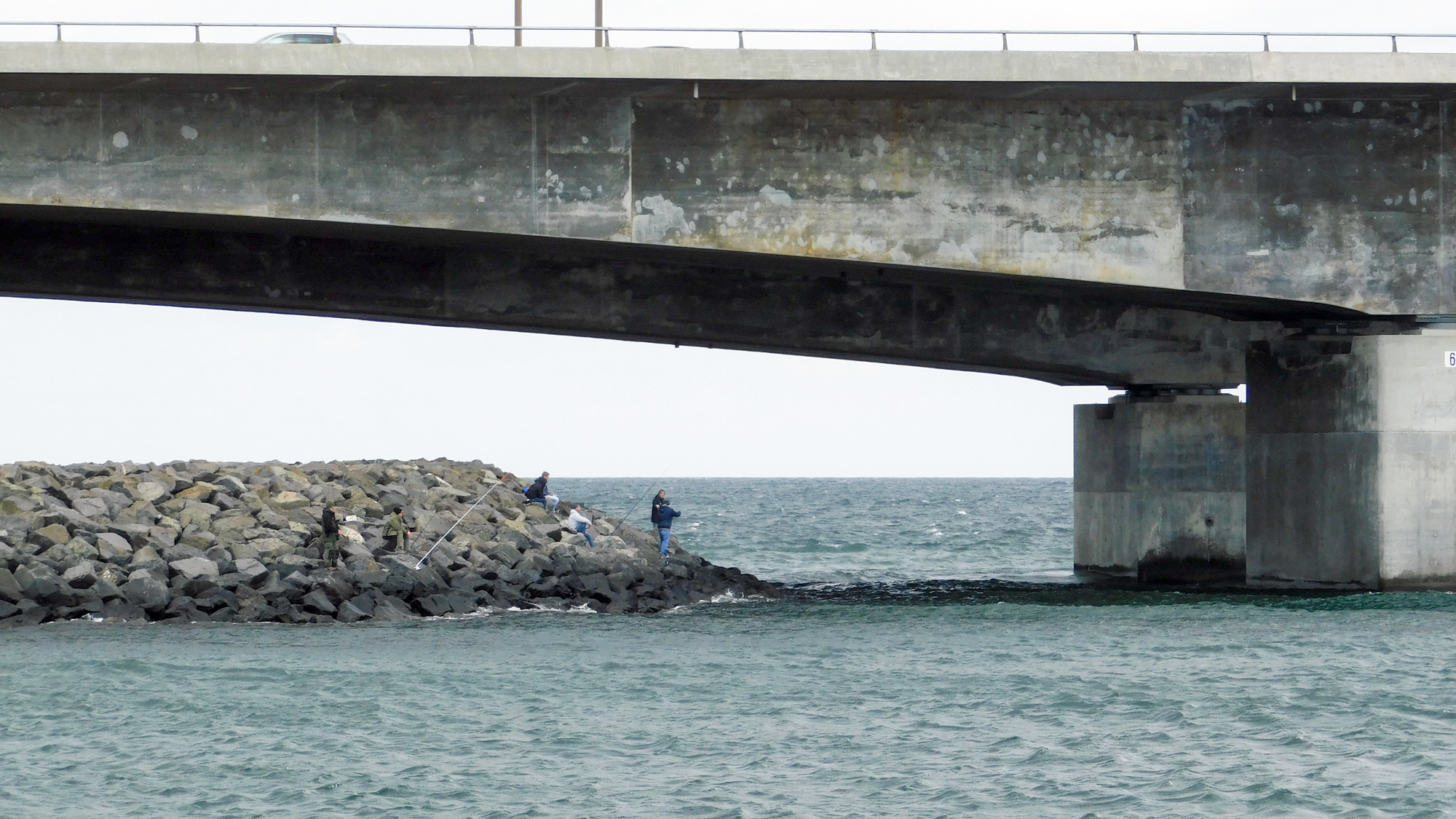 Pod Storebæltsbroen sa rybárči.