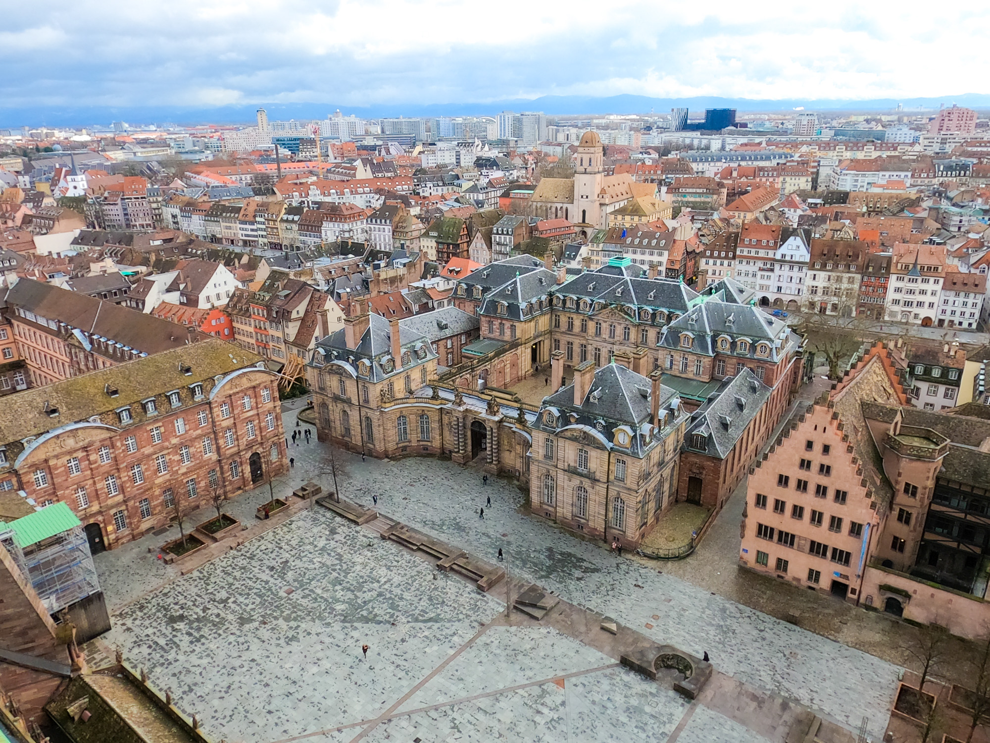 Palác Rohan z katedrály Notre Dame