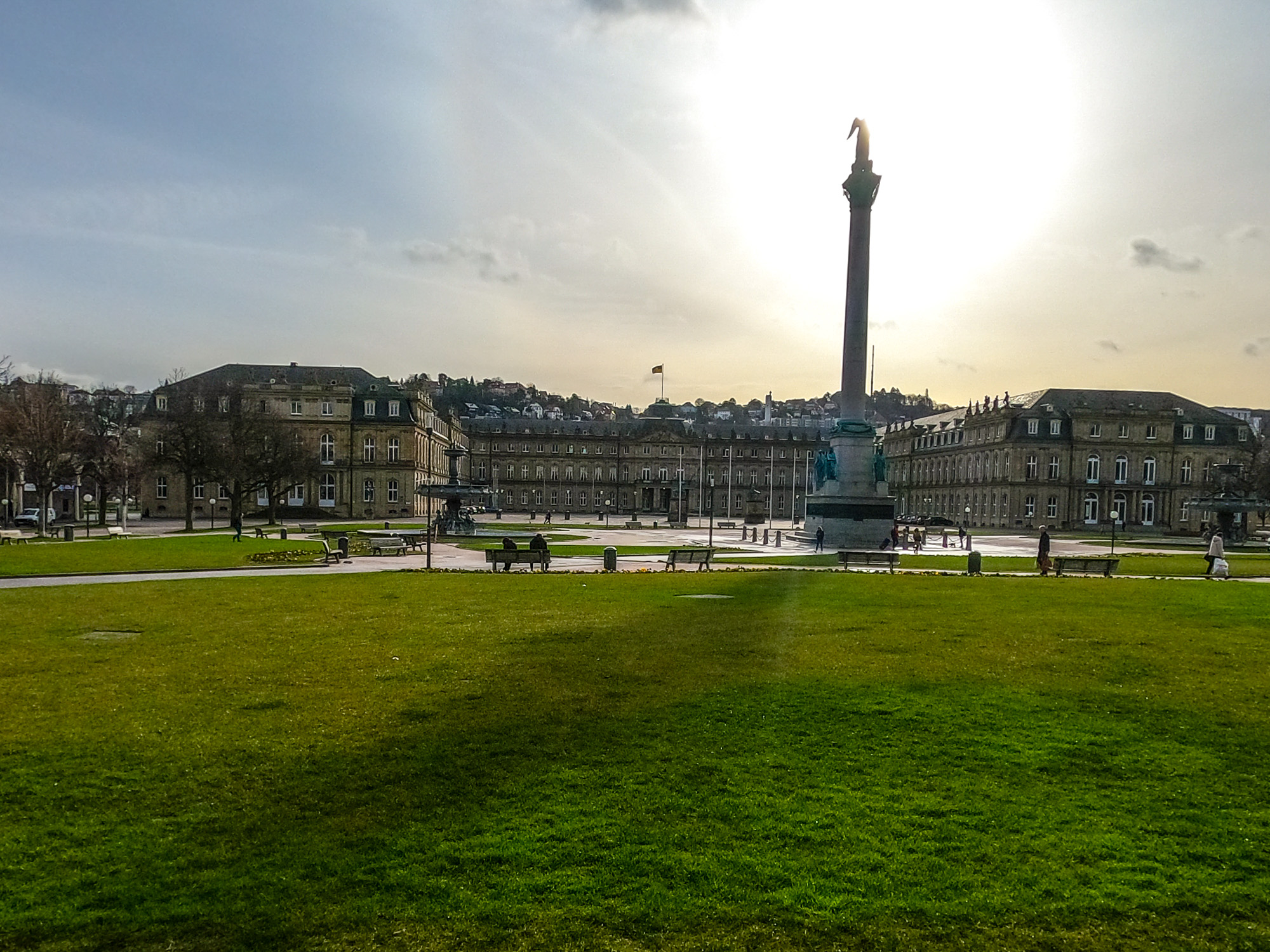 Zámok Neues Schloss Stuttgart a námestie Schlossplatz so stĺpom bohyne Concordie