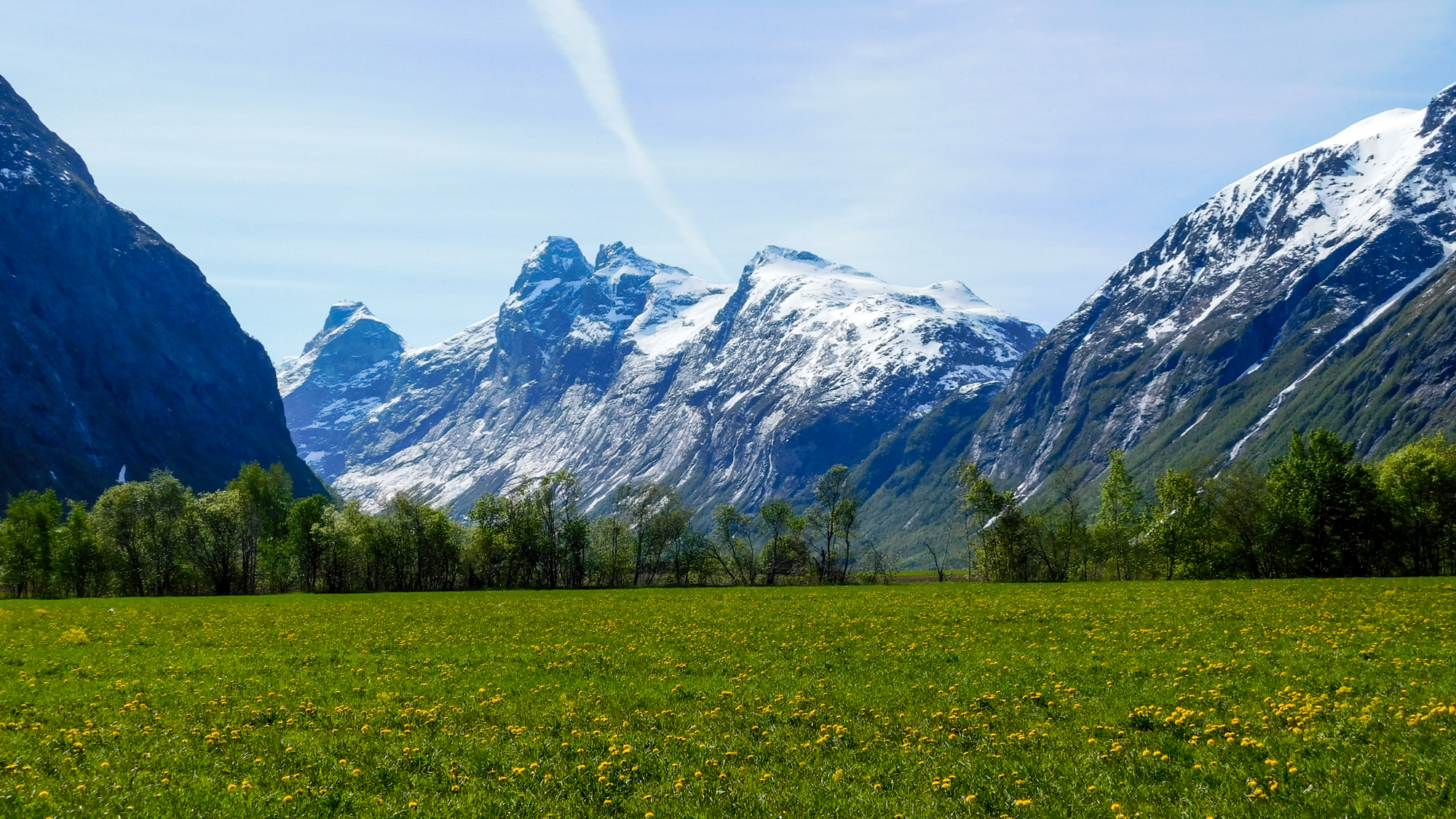 Cesta k Trollstigen vedie cez údolie Isterdalen.