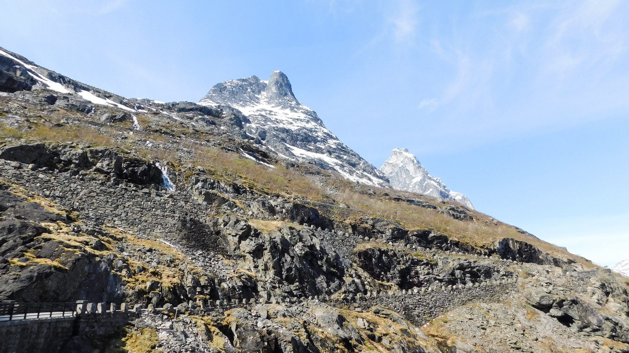Niektoré okolité vrchy presahujú výšku 1600 metrov. Na obrázku Bispen a Kongen.