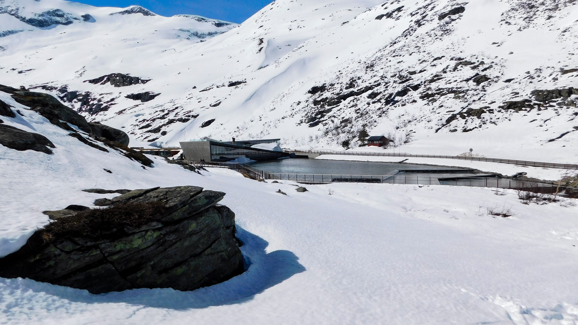 Trollstigen center, reštaurácia a obchody. V polovici mája ešte veľa snehu.