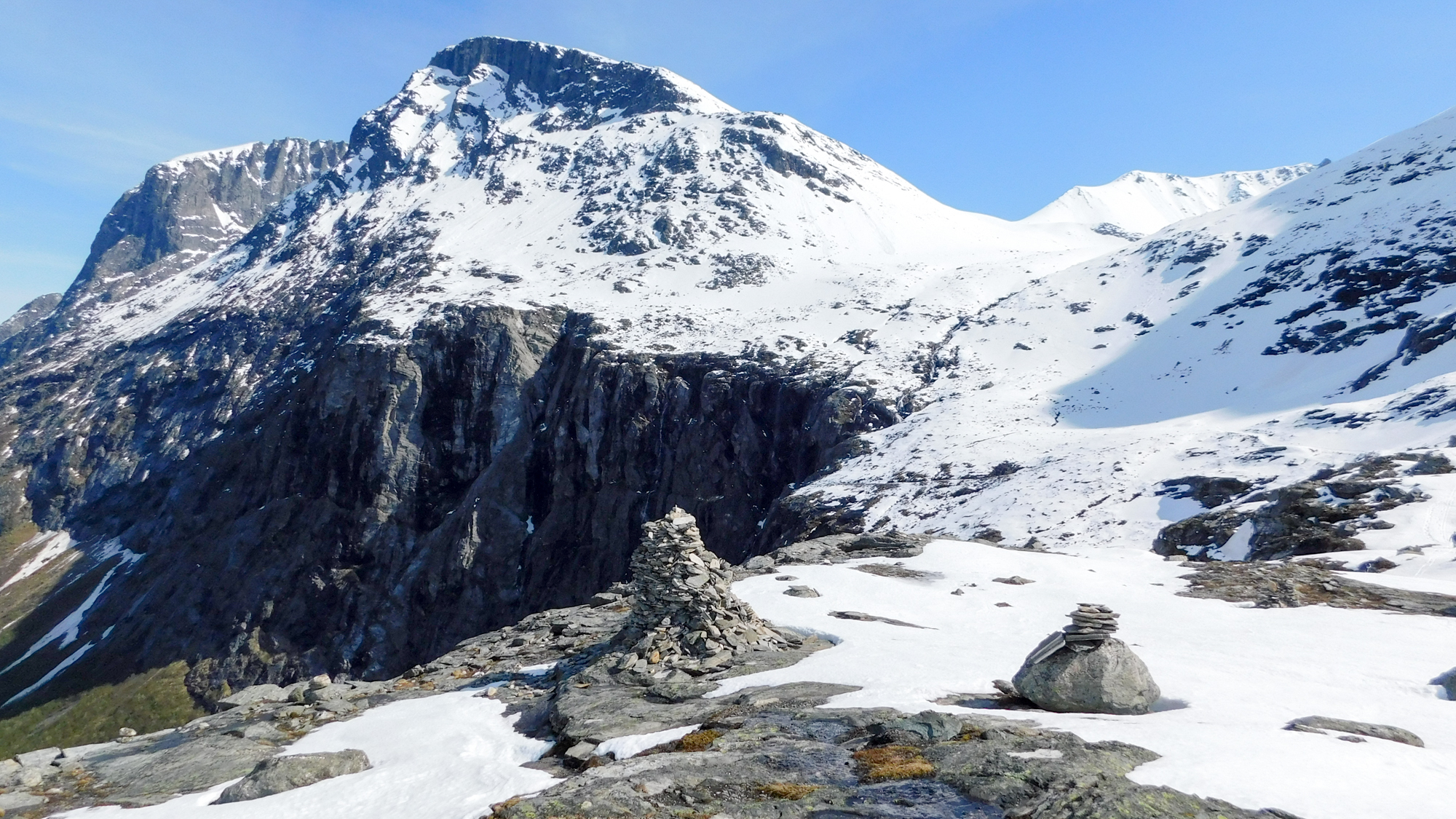 Turistický chodník ešte pod snehom. Pohľad na vrch Storgrovfjellet