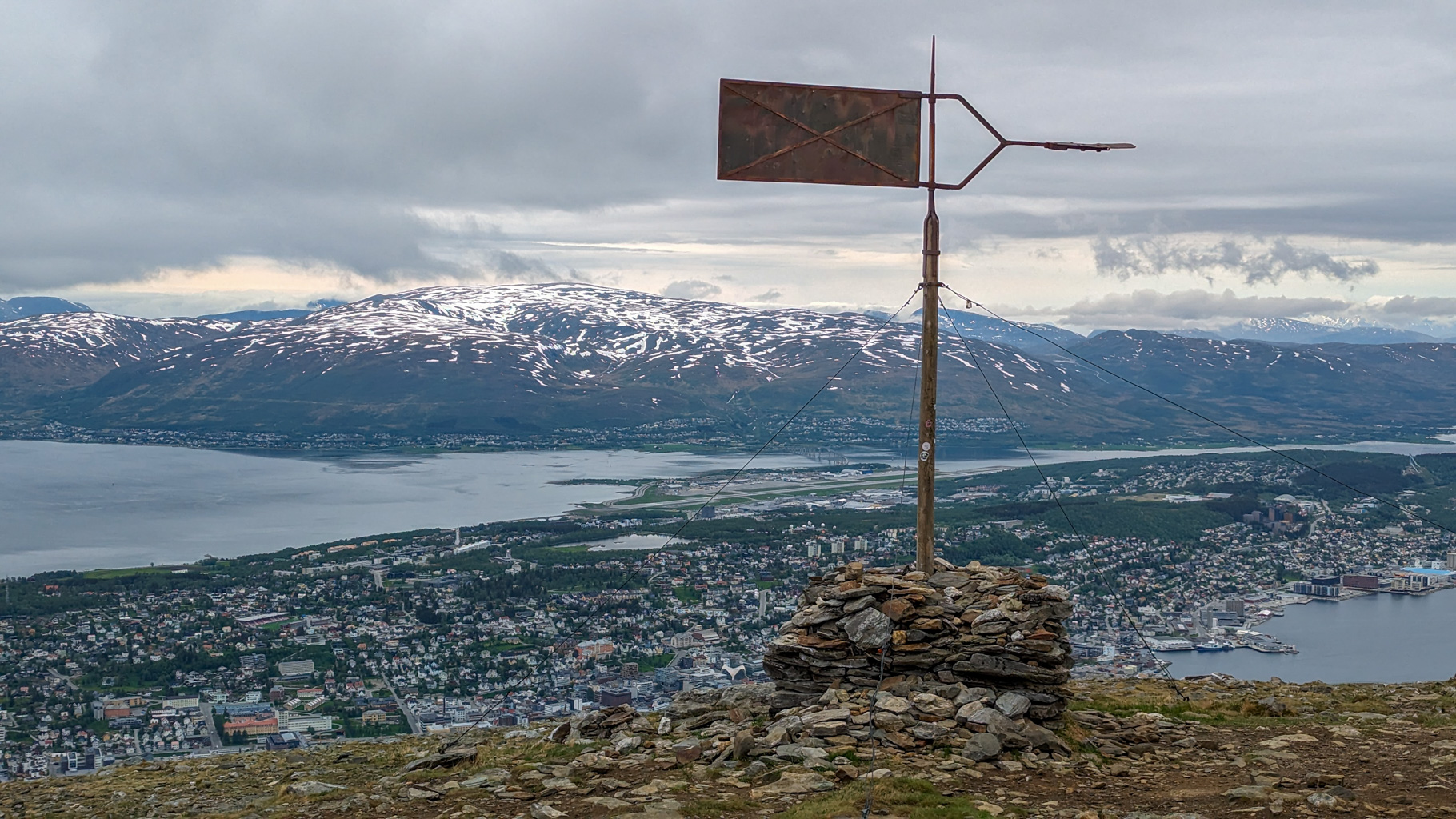 Vrchol Fløya s kovovým ukazovateľom smerov – populárna turistická destinácia nad Tromsøm.