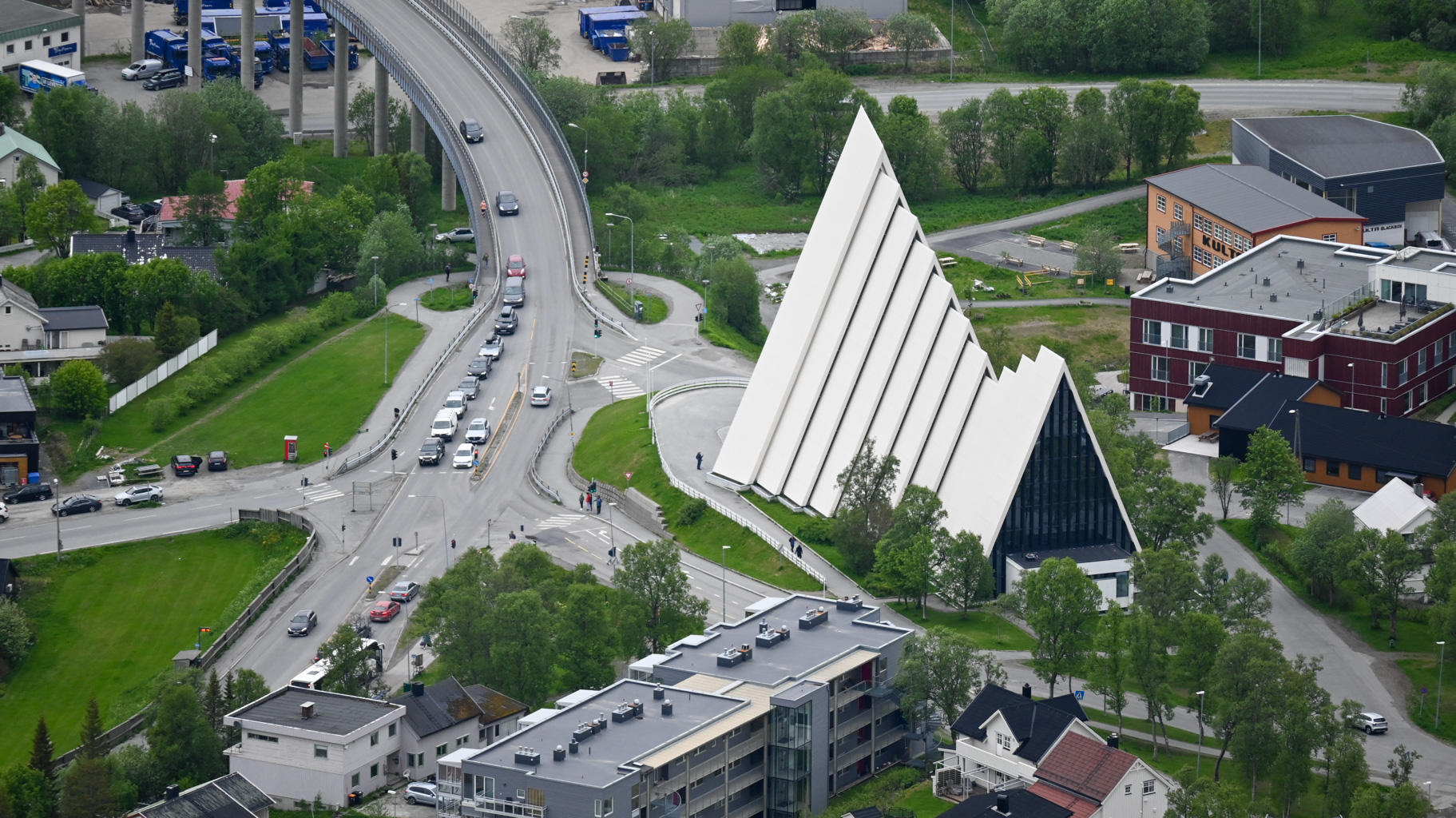 Ikonická Arktická katedrála (Ishavskatedralen), známa svojou modernou architektúrou pripomínajúcou ľadovec.