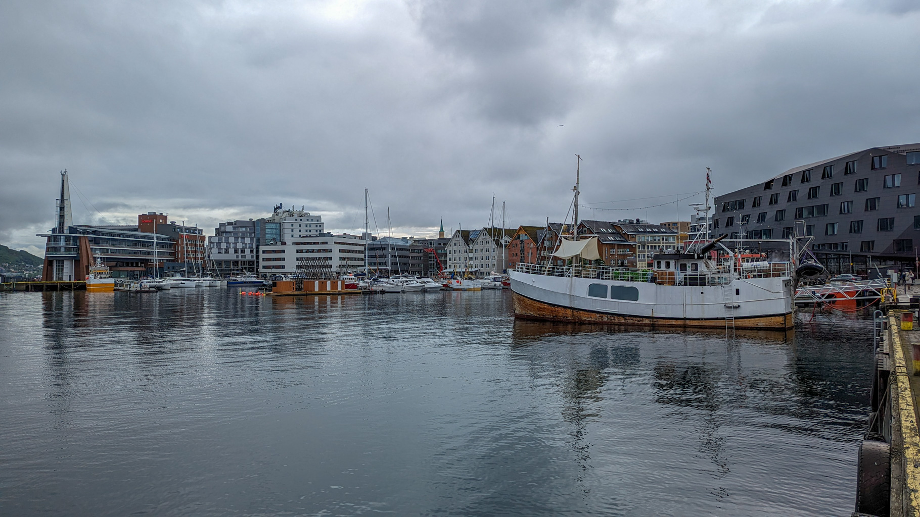 Prístav Tromsø s tradičnými loďami a modernými budovami.